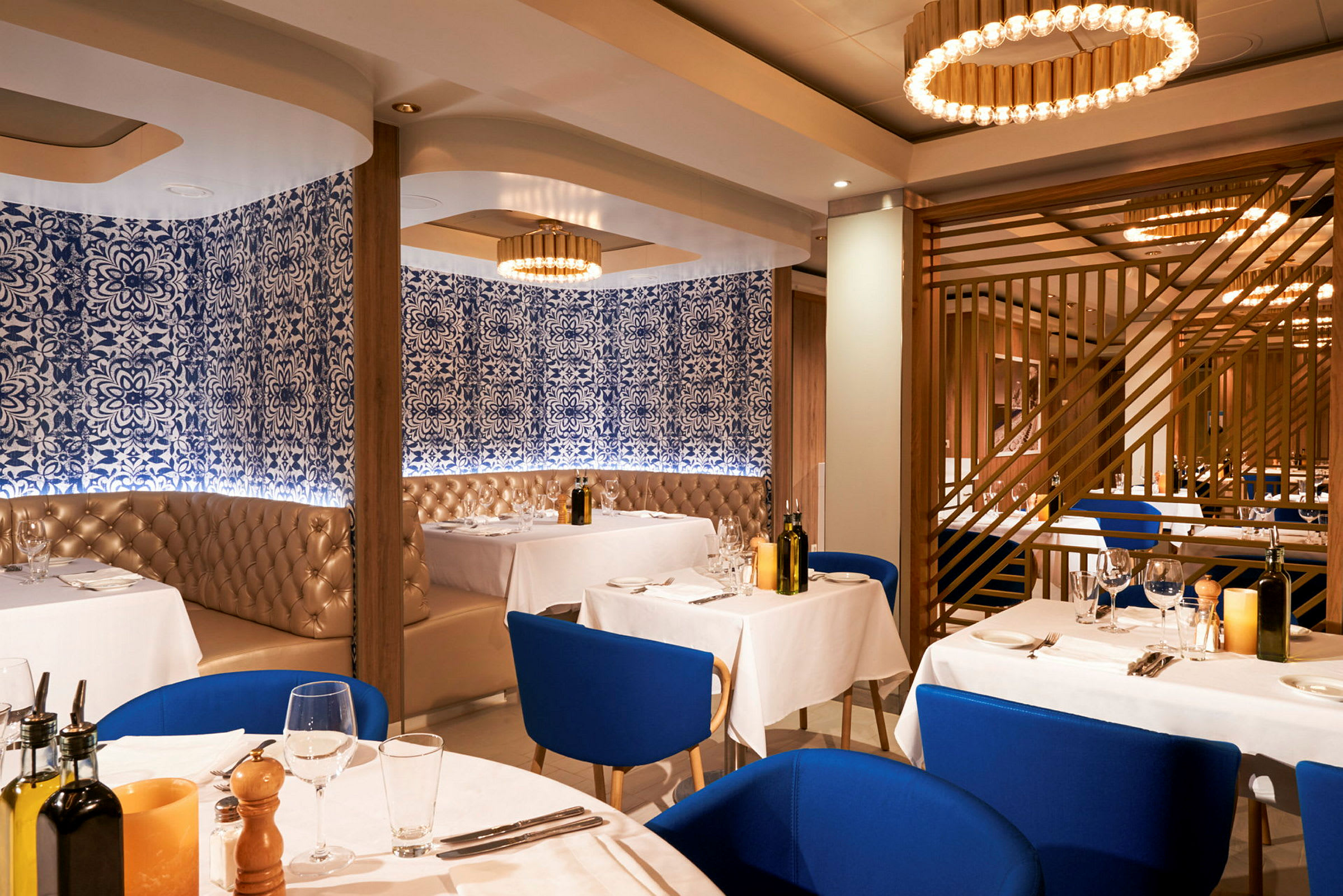 Restaurang med vita borddukar, blå stolar och dekorerade väggar. (AI-genererad text)
