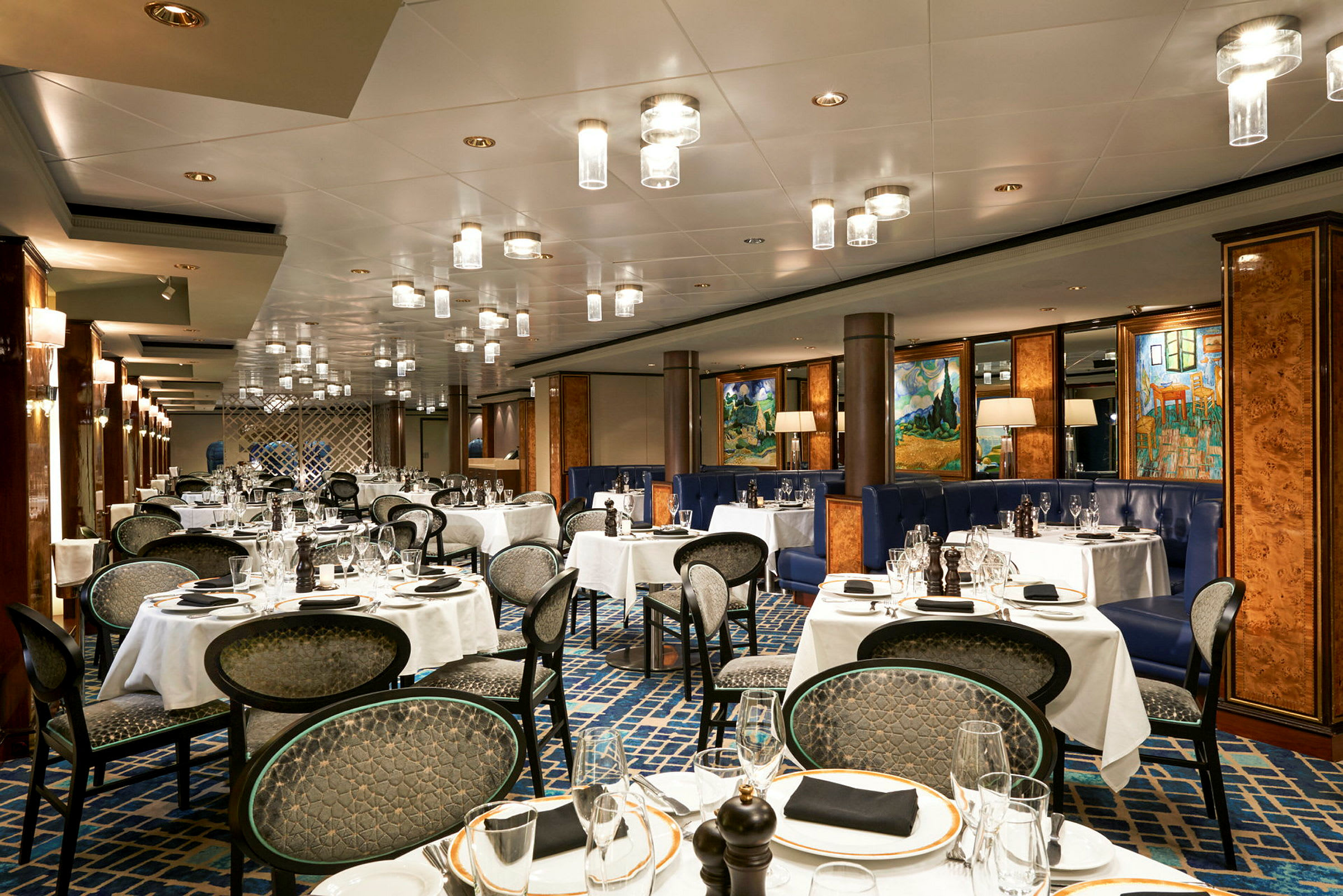Interiör av en restaurang med dukade bord och designade stolar. (AI-genererad text)