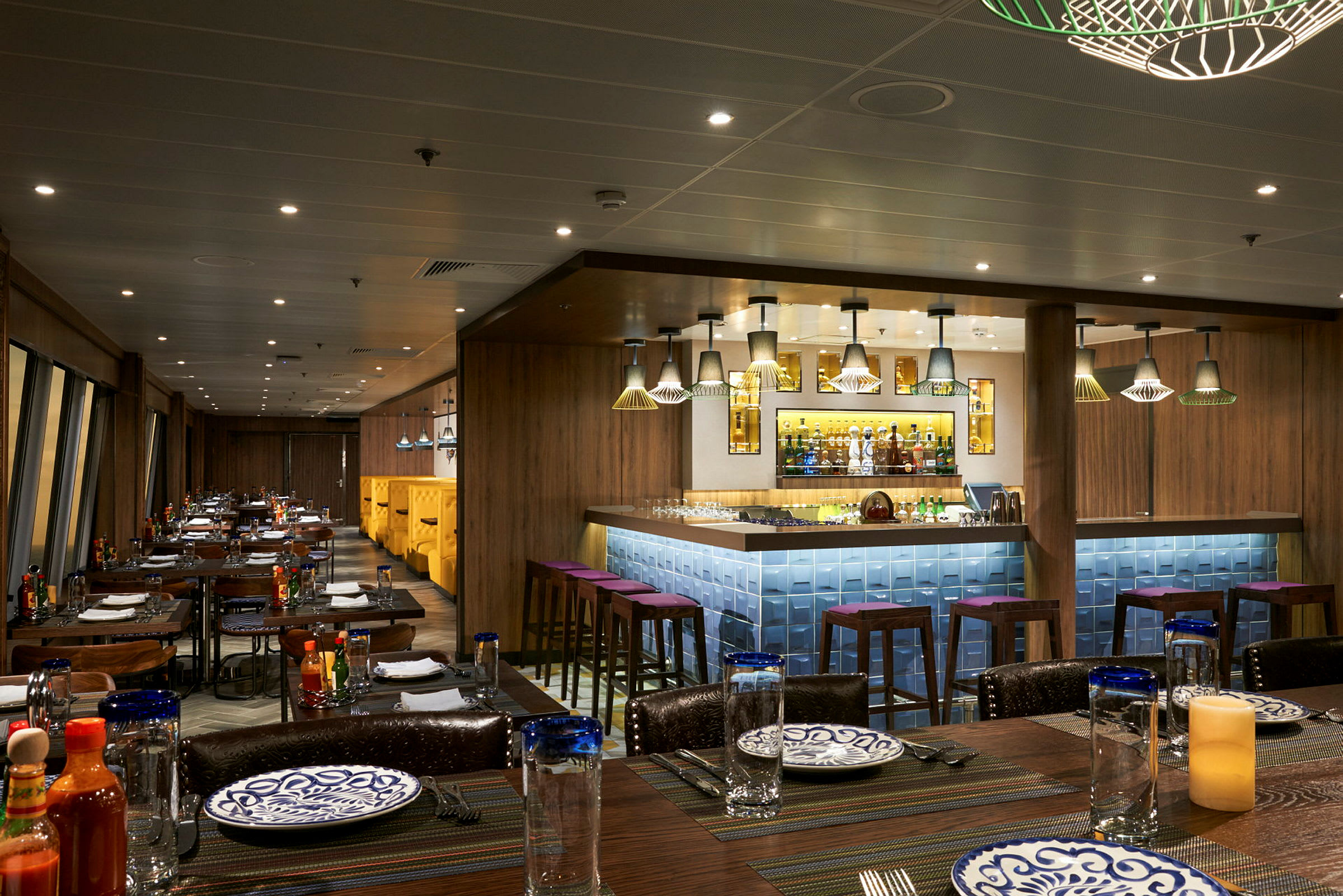 En modern restaurang med bar, bås och dukade bord. (AI-genererad text)