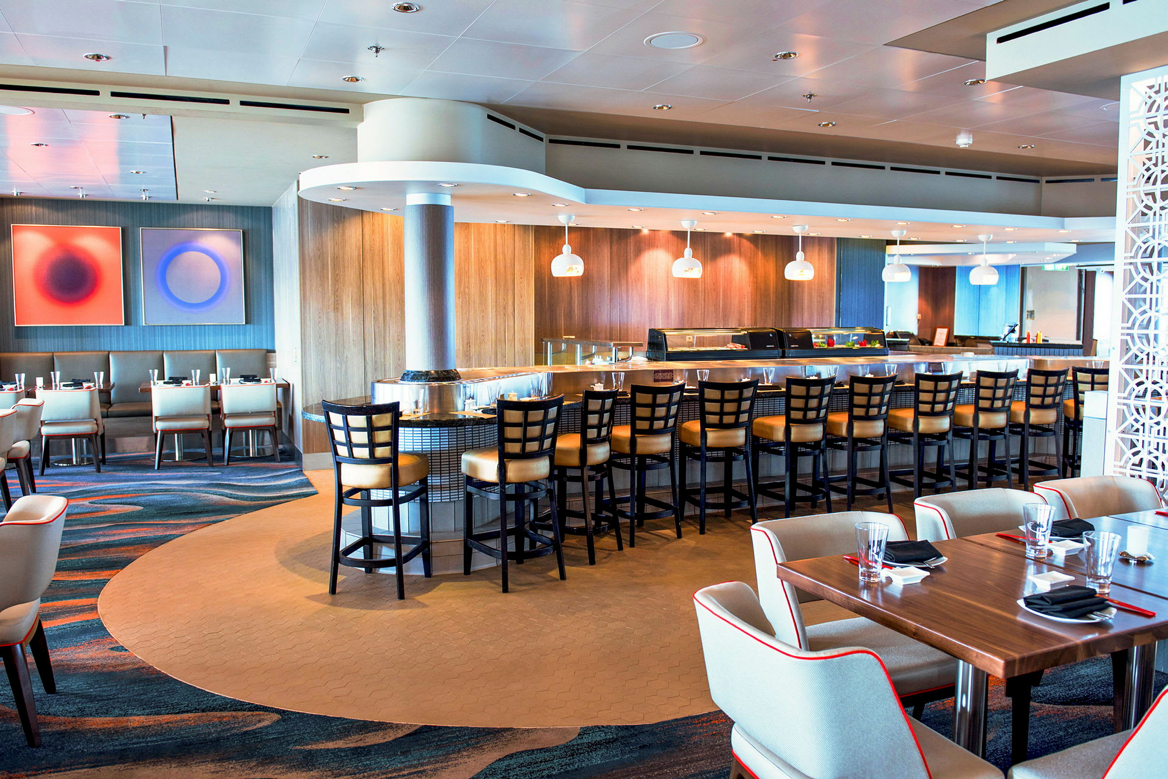 En restaurang med bar och moderna möbler. (AI-genererad text)