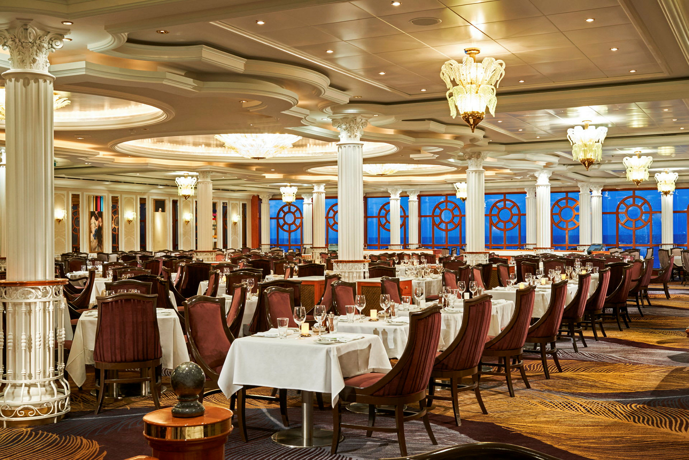 Elegant restaurang med dukade bord och dekorerade taklampor. (AI-genererad text)