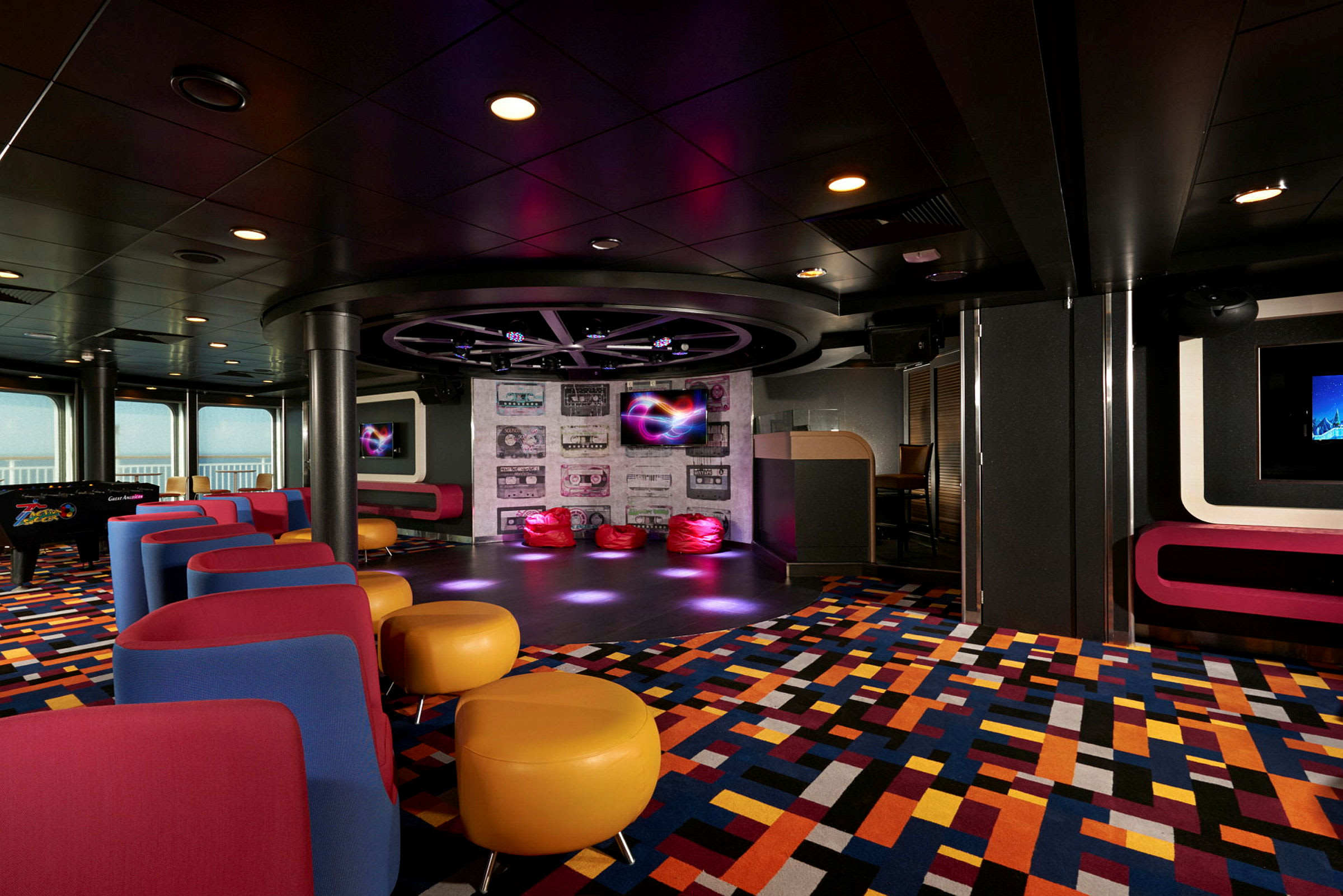 Interiör av en färgglad lounge med sittplatser och dekorationer. (AI-genererad text)