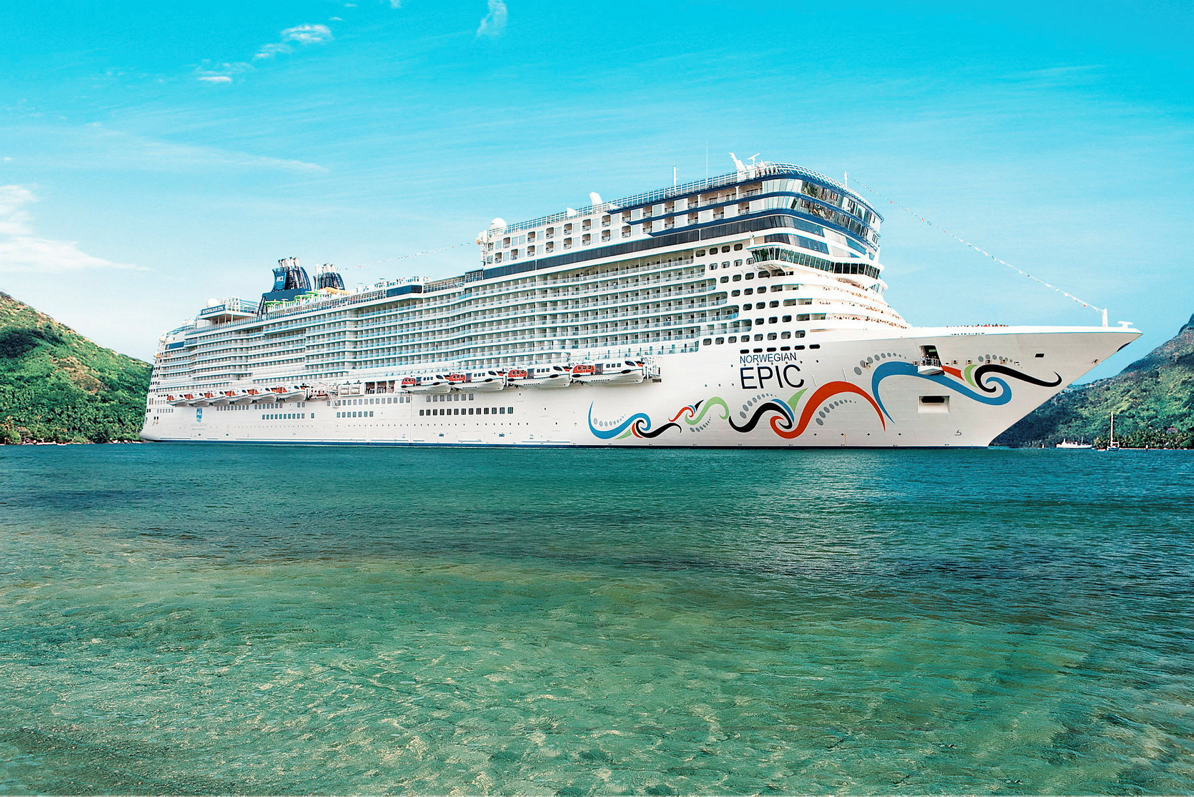 Bild av ett stort kryssningsfartyg, Norwegian Epic, som ligger vid kusten med klart blått vatten. (AI-genererad text)