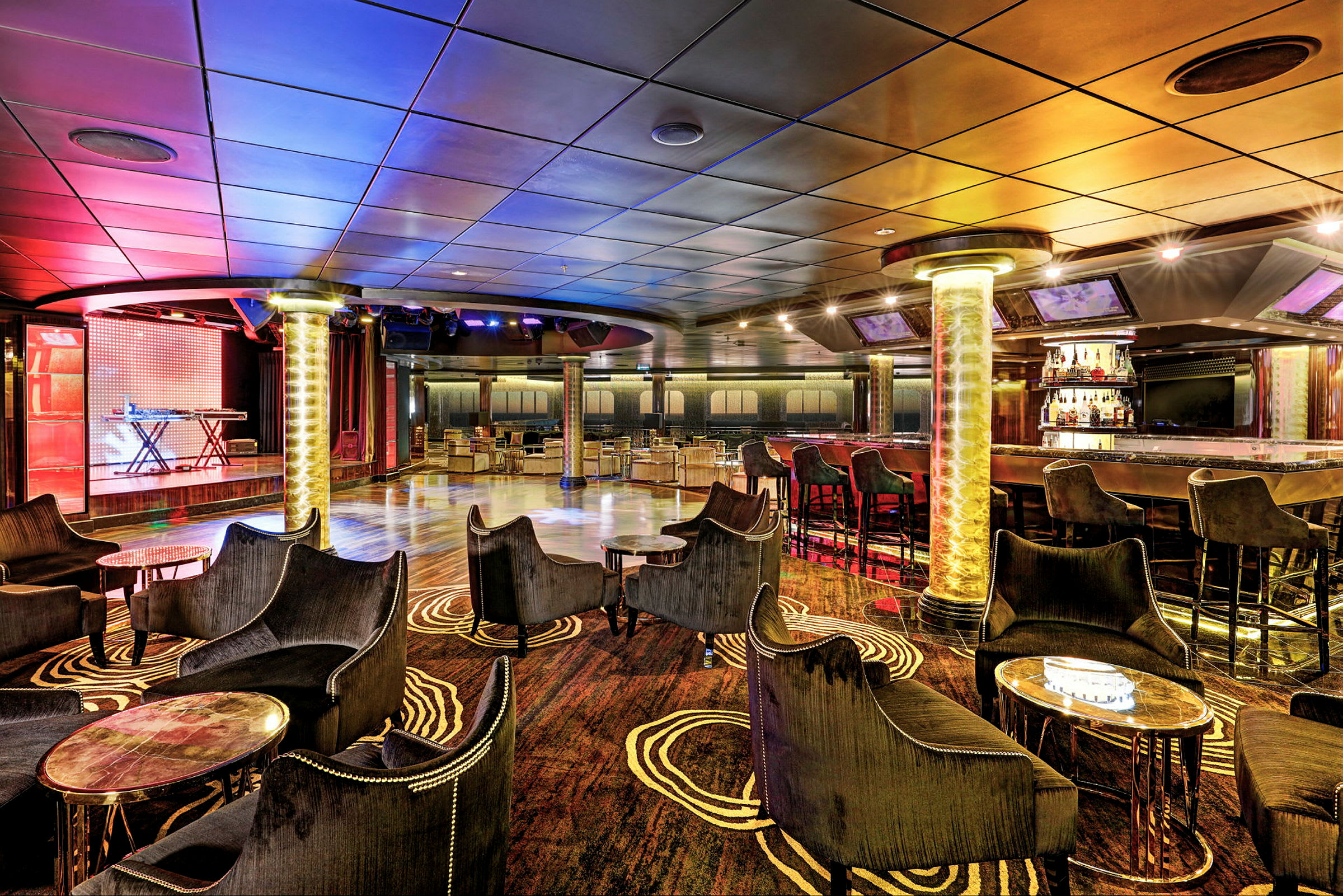 En modern lounge med bardisk och sittplatser i en färgglada och stilren miljö. (AI-genererad text)