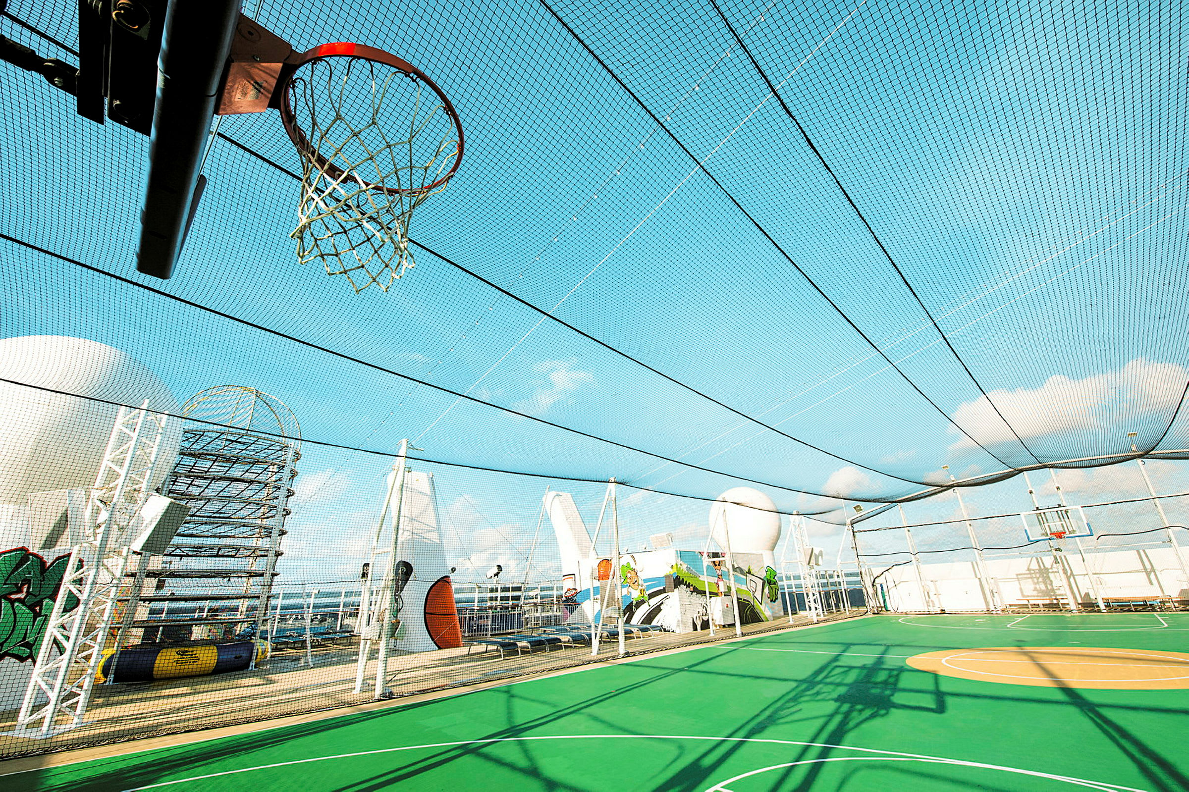 Basketbollplan på ett fartyg med nät som skydd. (AI-genererad text)
