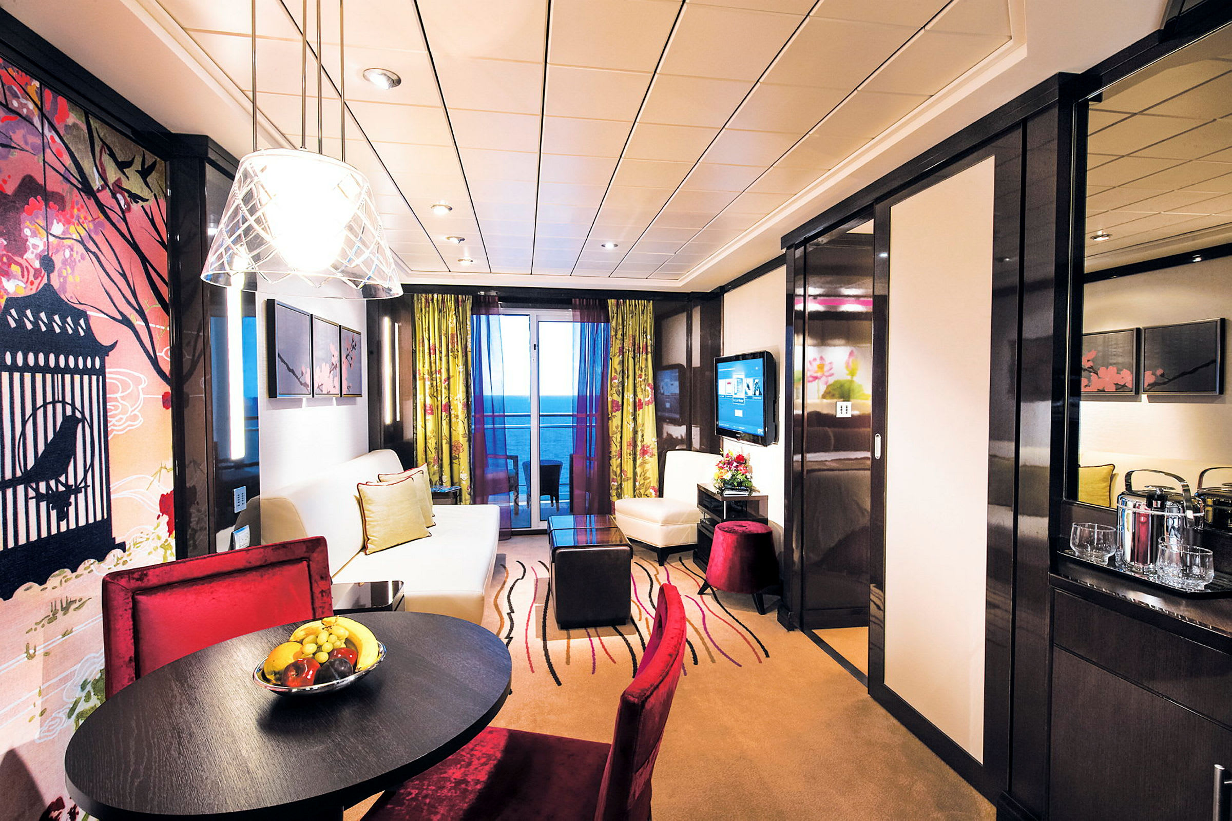 Ett elegant hotellrum med modern inredning, en sittgrupp och utsikt över havet. (AI-genererad text)