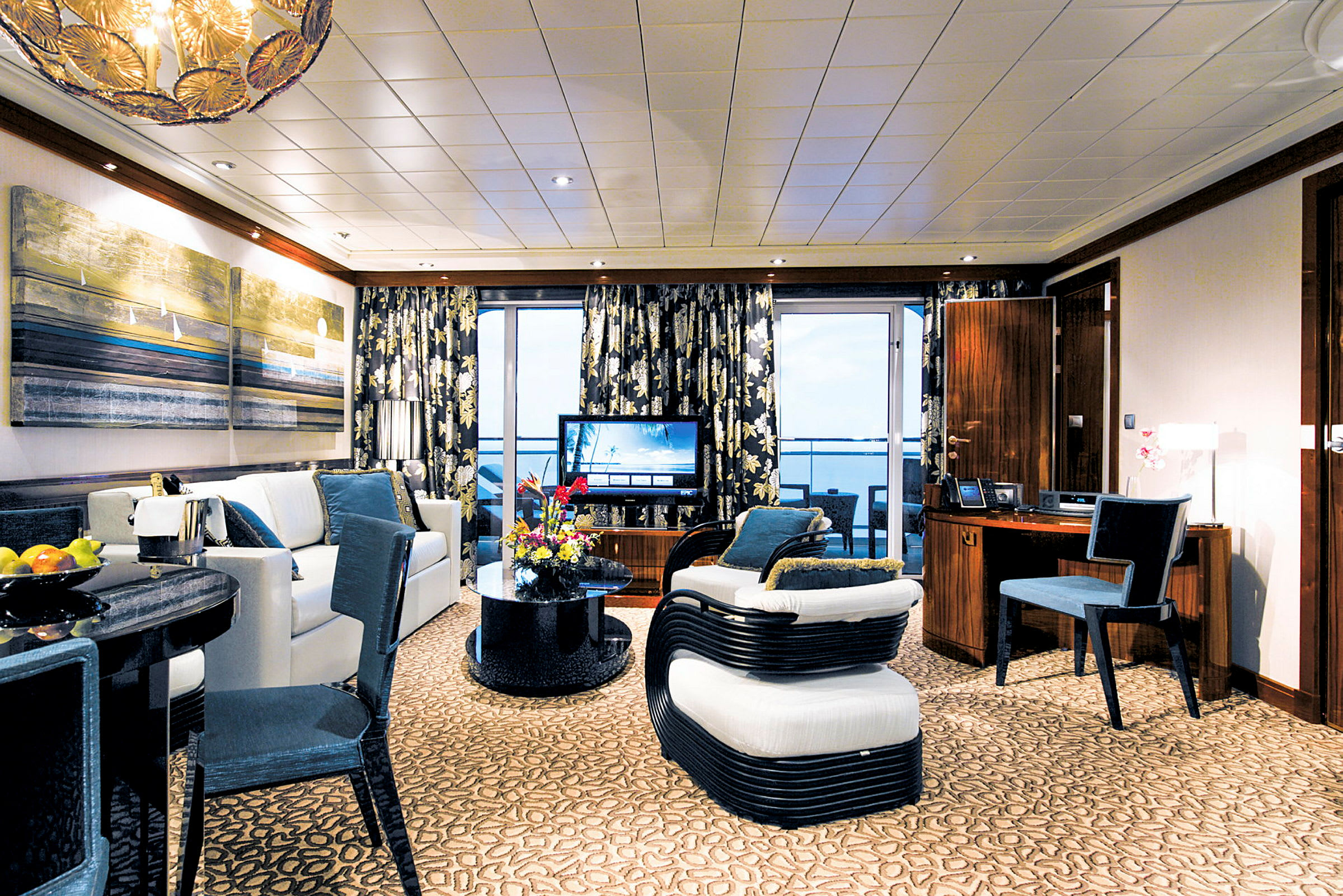 Elegant hotellrum med sittgrupp, matplats och panoramafönster. (AI-genererad text)