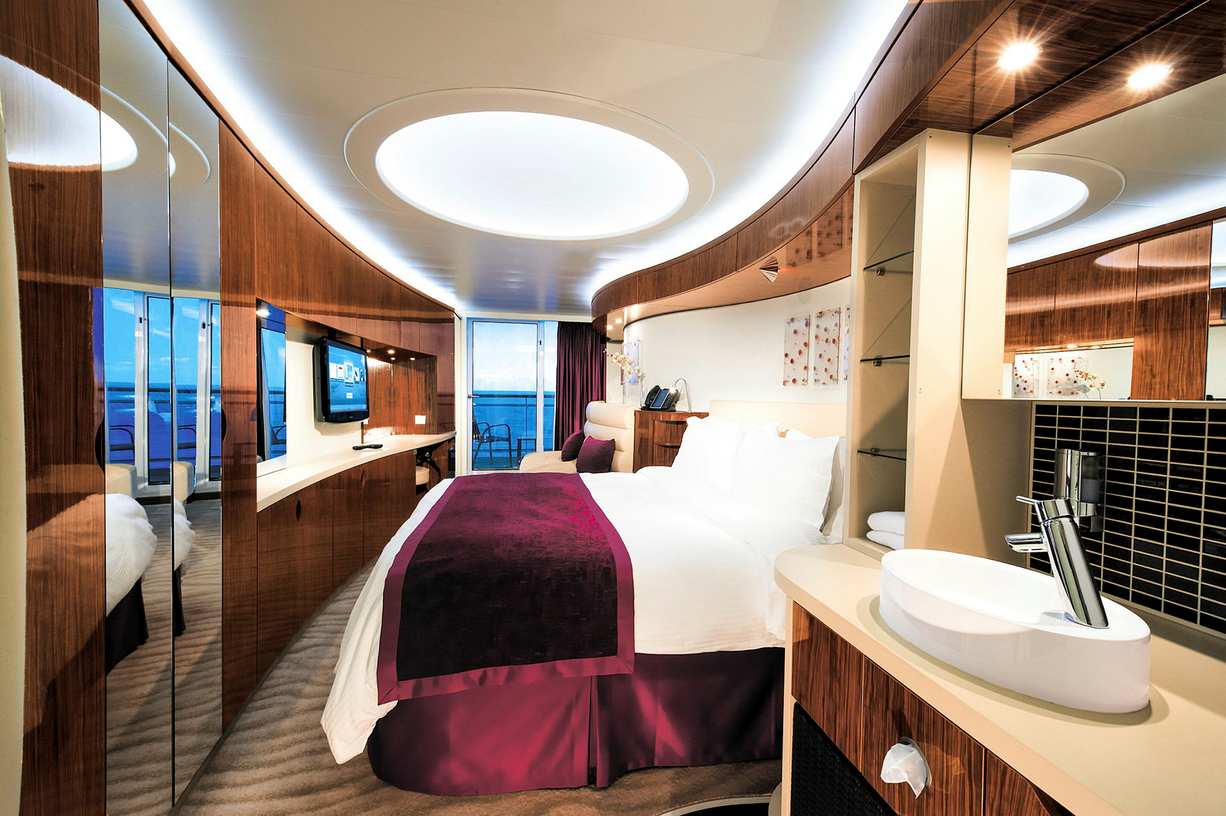 Modern hotellrum med rymlig design, stor säng och havsutsikt. (AI-genererad text)