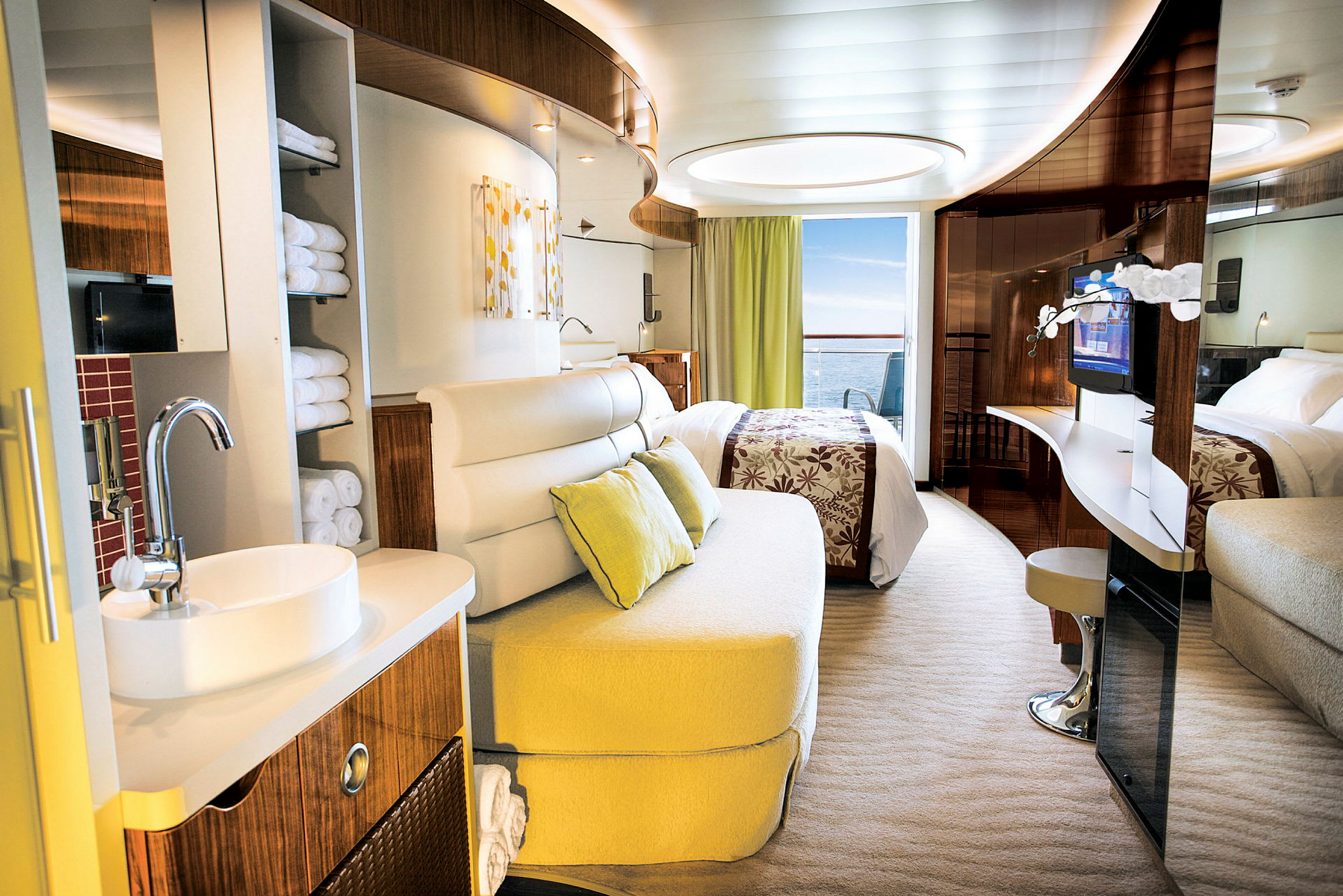 Modern hotelrum med havsutsikt. (AI-genererad text)