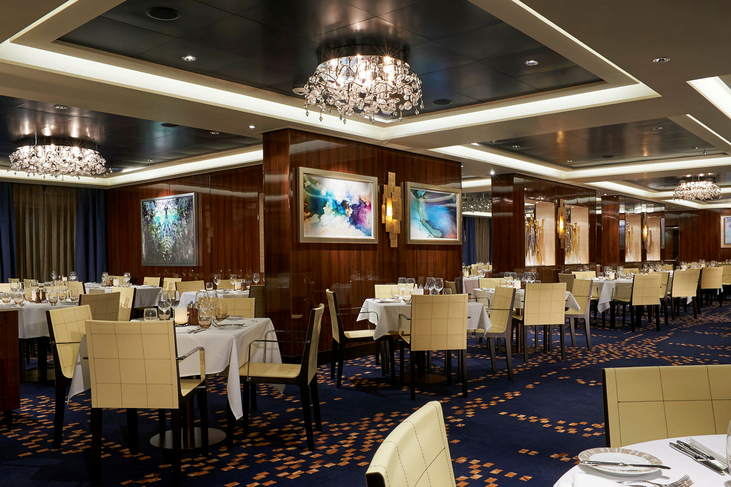 En restaurang med dukade bord och elegant inredning. (AI-genererad text)