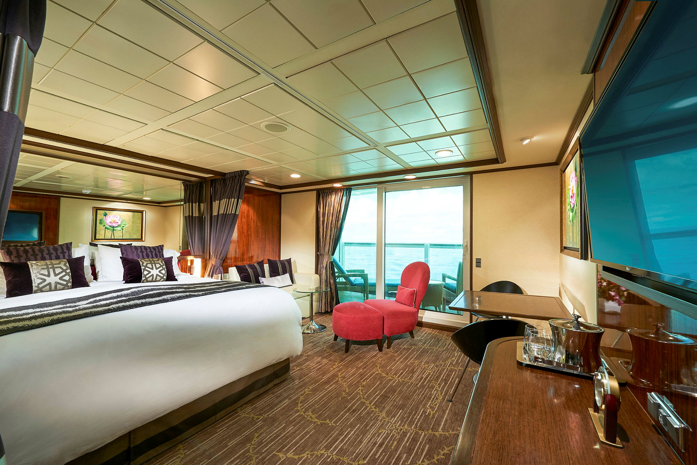 Ljus och elegant hotellsvit med en stor säng och utsikt över havet. (AI-genererad text)