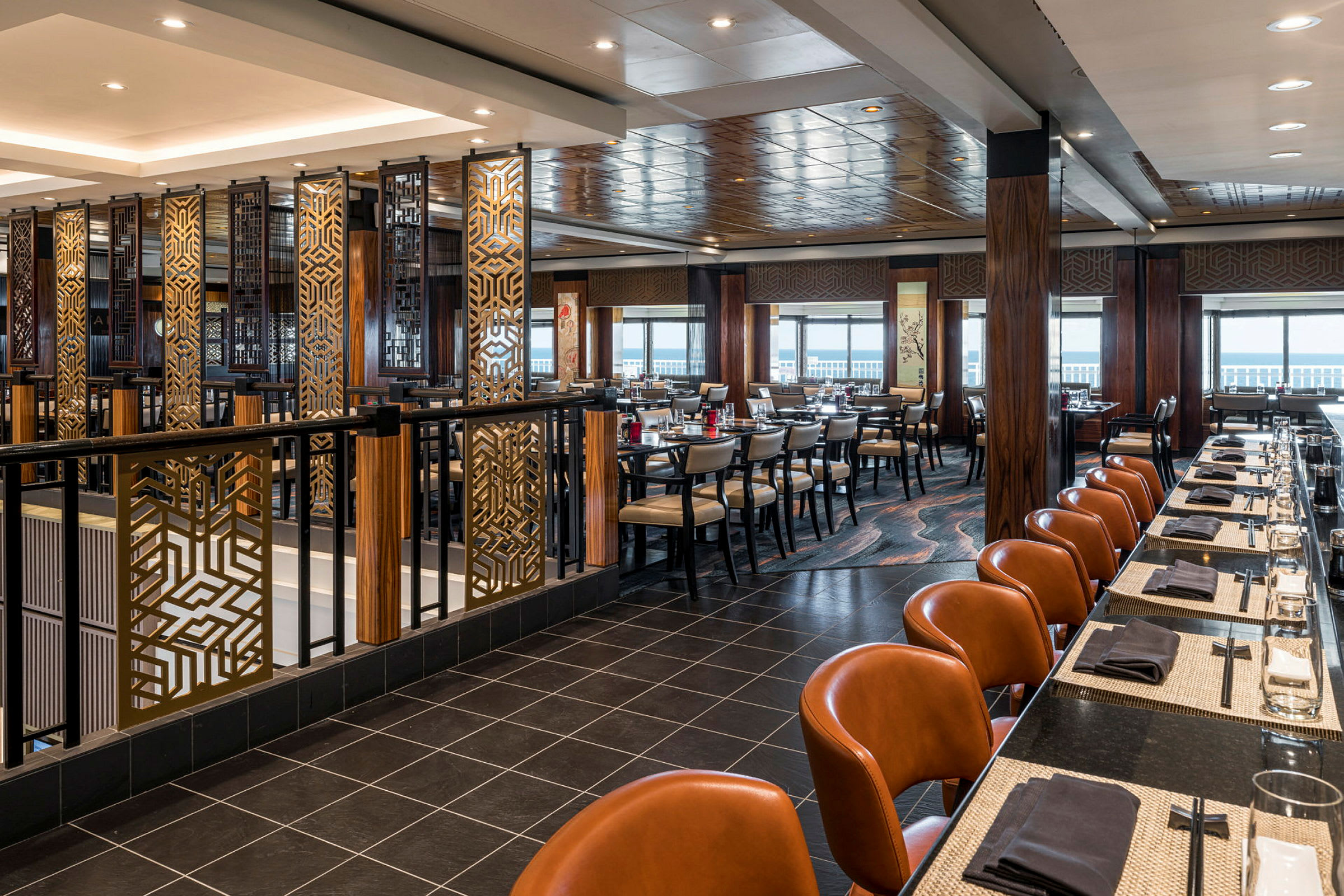 En elegant restaurang med bruna läderstolar och fina bord och stolar. (AI-genererad text)