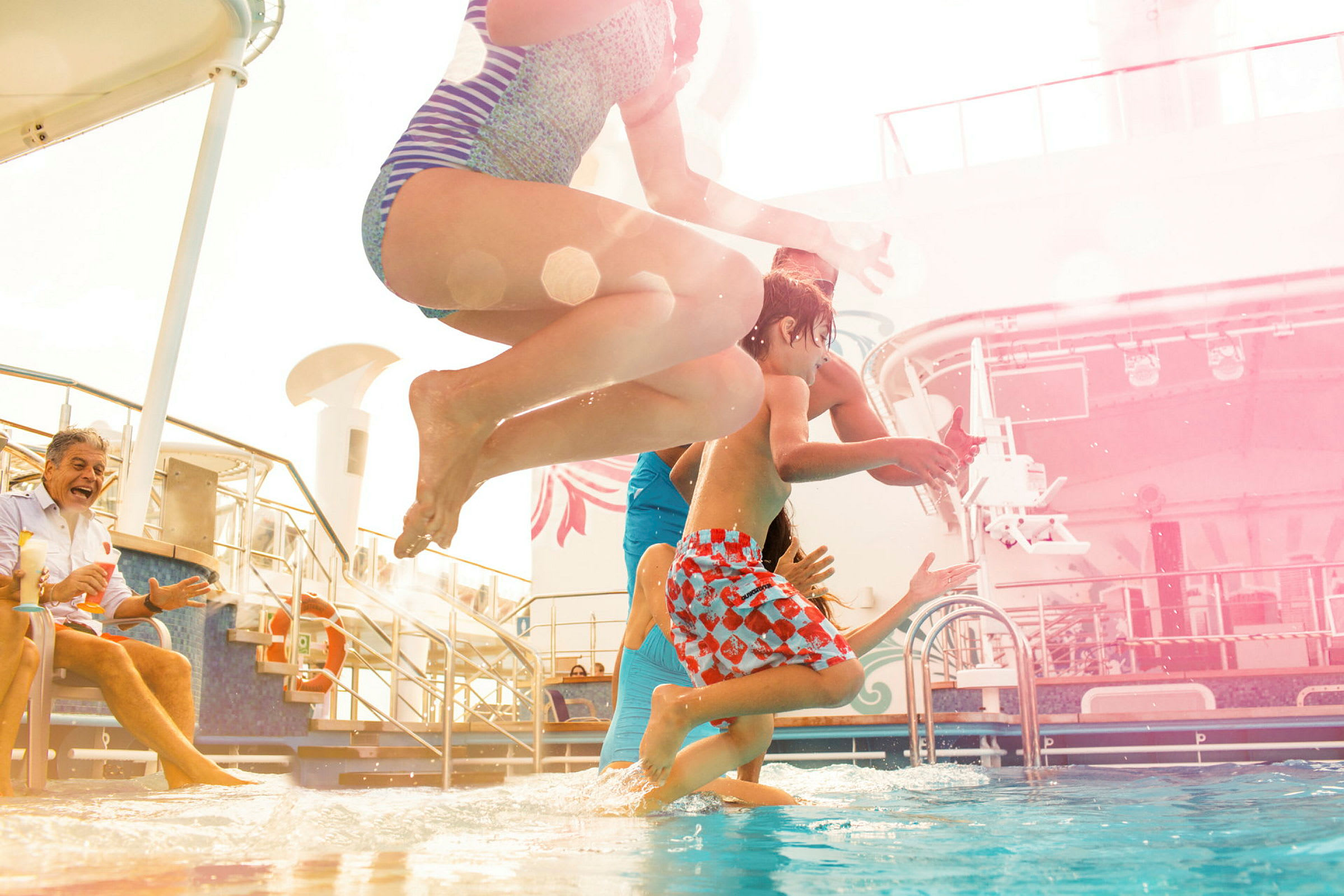 Personer hoppar ner i en pool från kanten. (AI-genererad text)