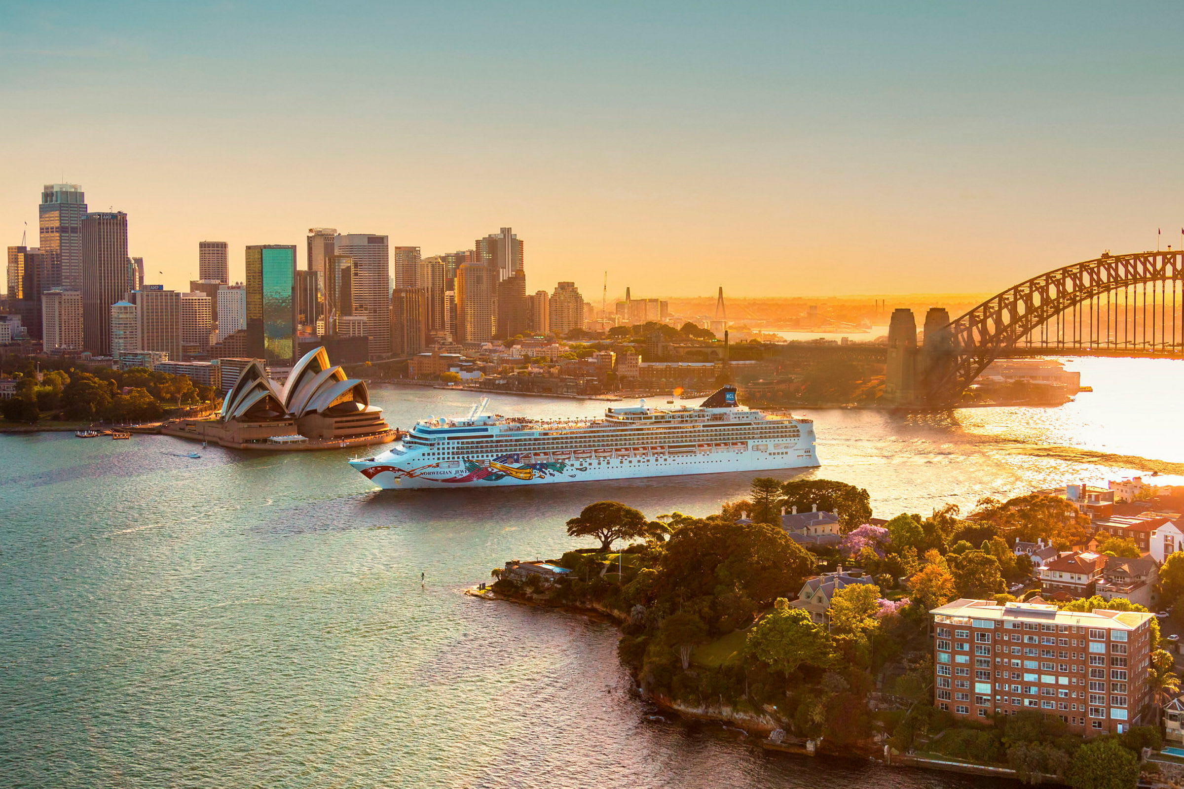 Kryssningsfartyg passerar Sydney Opera House och Sydney Harbour Bridge. (AI-genererad text)