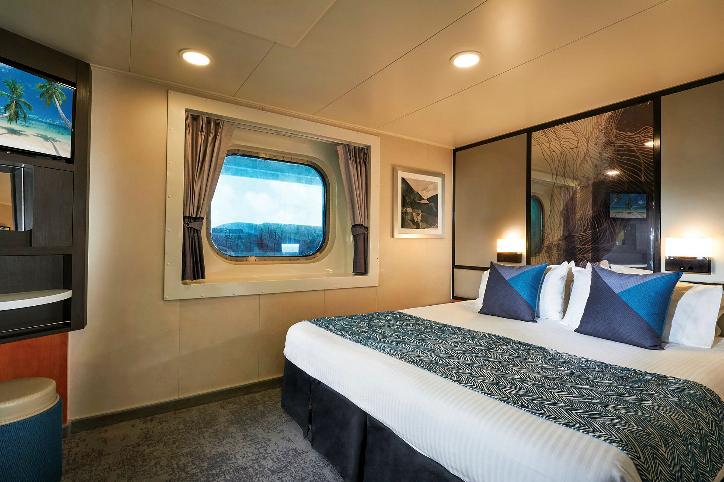 Ett hotellrum med en stor säng, ett fönster med utsikt och en dekorativ spegelvägg. (AI-genererad text)