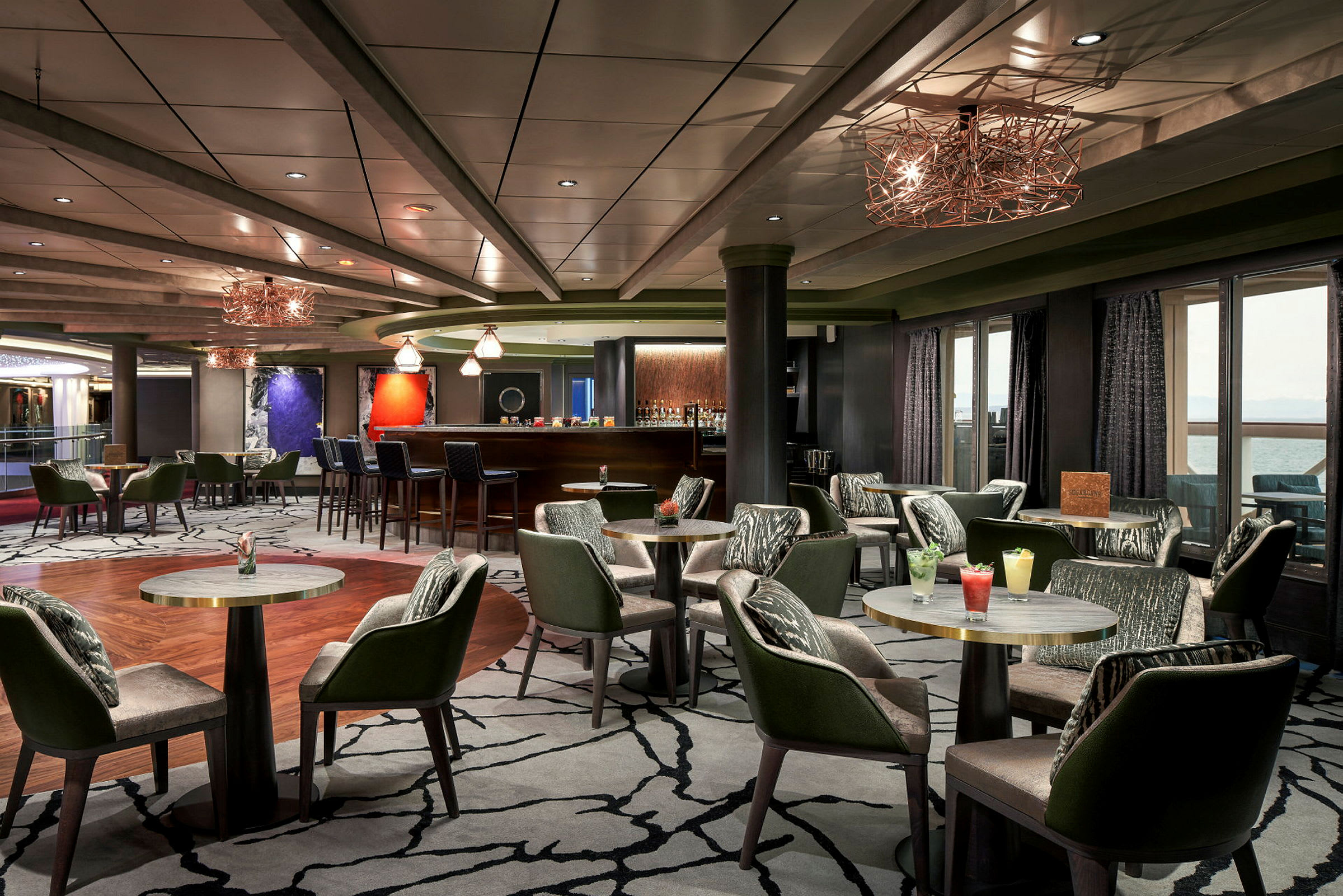 En hotellbar med sittplatser och bord samt en bardisk. (AI-genererad text)