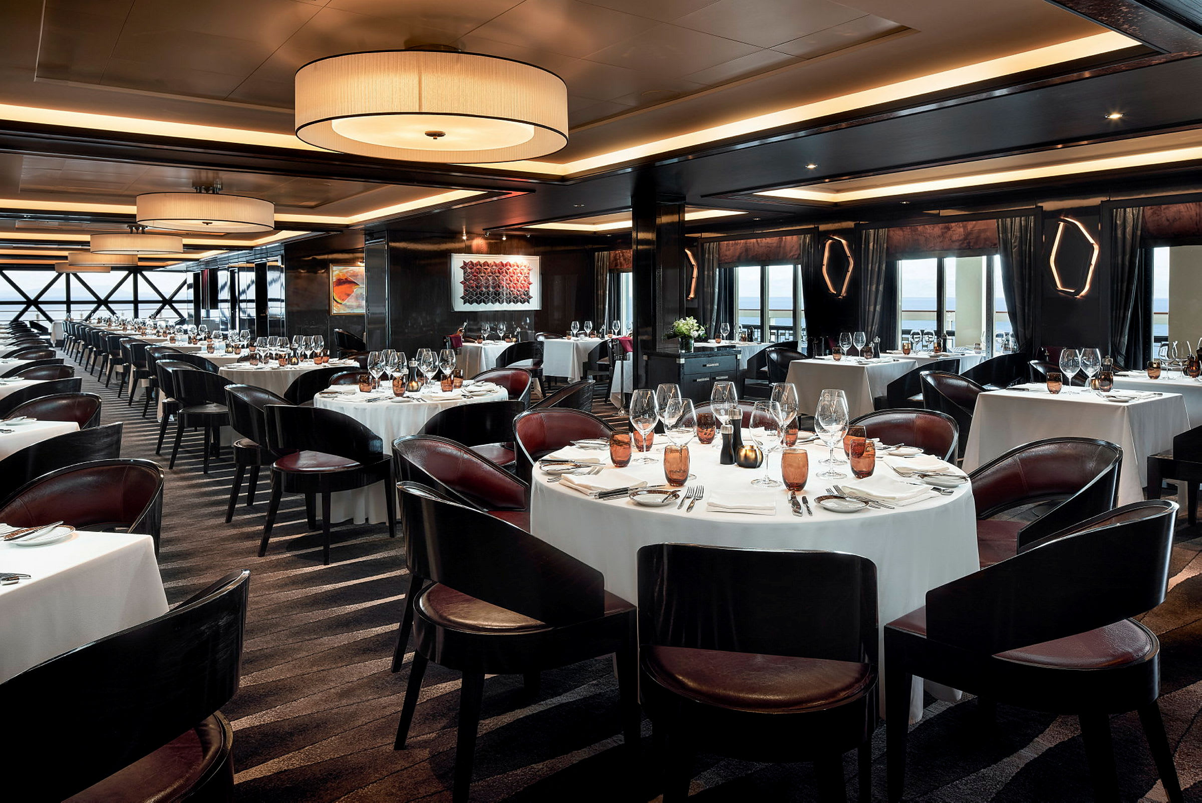 En elegant restaurang med dukade runda bord och sittplatser. (AI-genererad text)