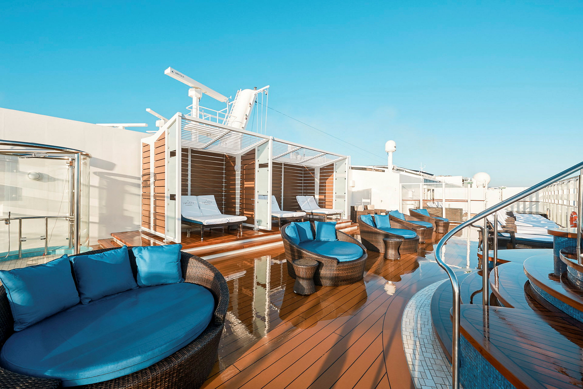 Bild av en solterrass med solsängar och soffor under tak. (AI-genererad text)
