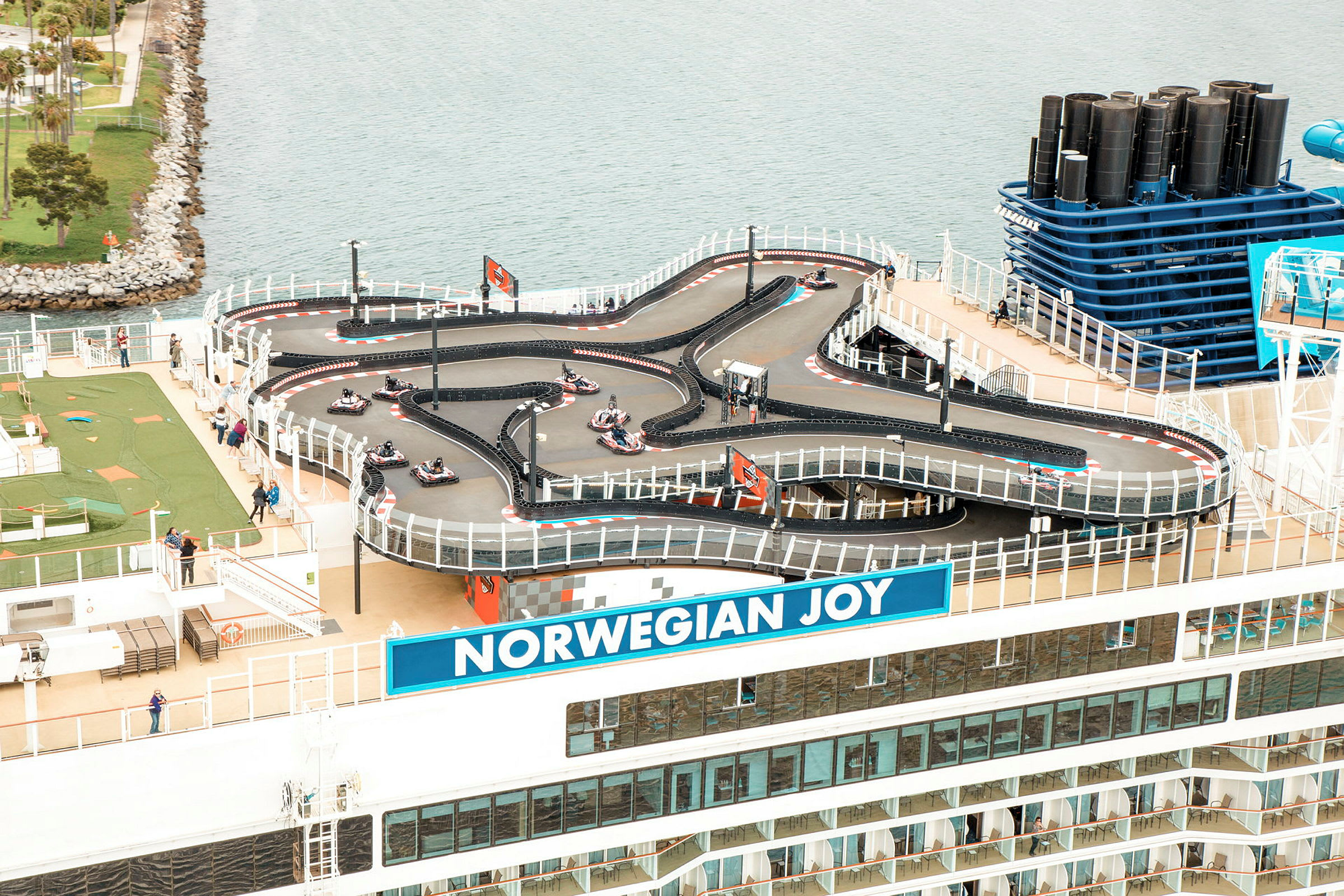 Go-kart-bana på ett kryssningsfartyg. (AI-genererad text)