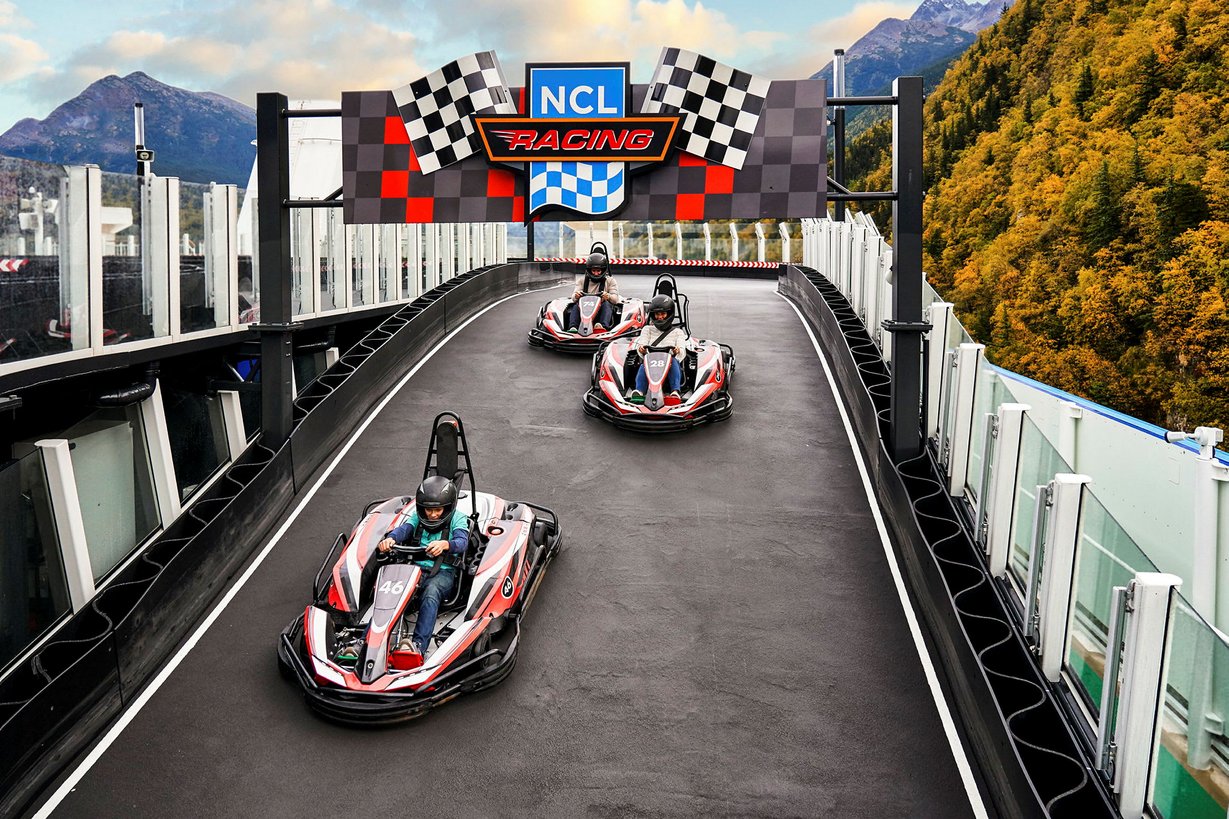Gokartbanan med tre tävlande karts under en bro med checkrutemönster i bakgrunden. (AI-genererad text)