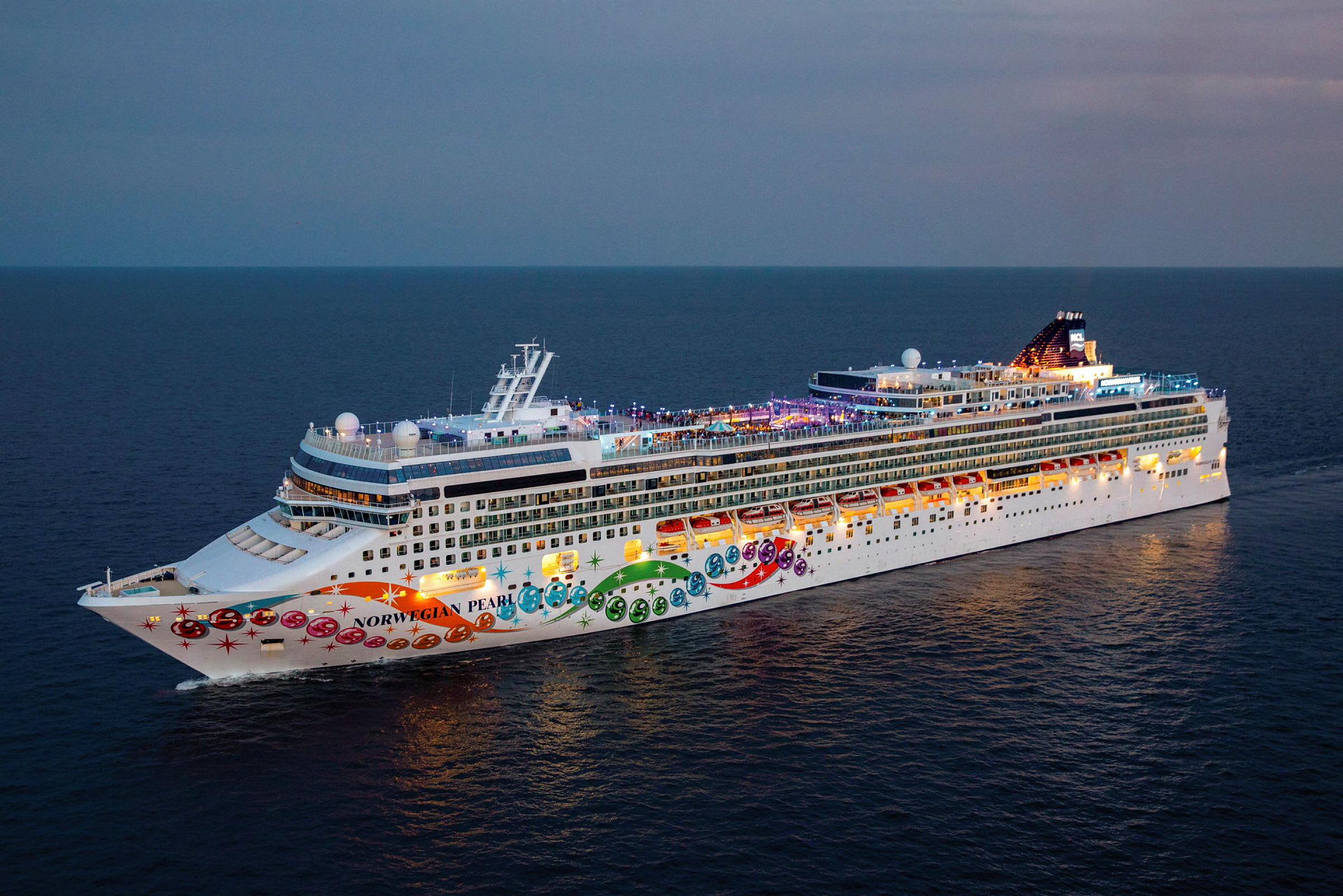 Bild av kryssningsfartyget Norwegian Pearl på havet. (AI-genererad text)