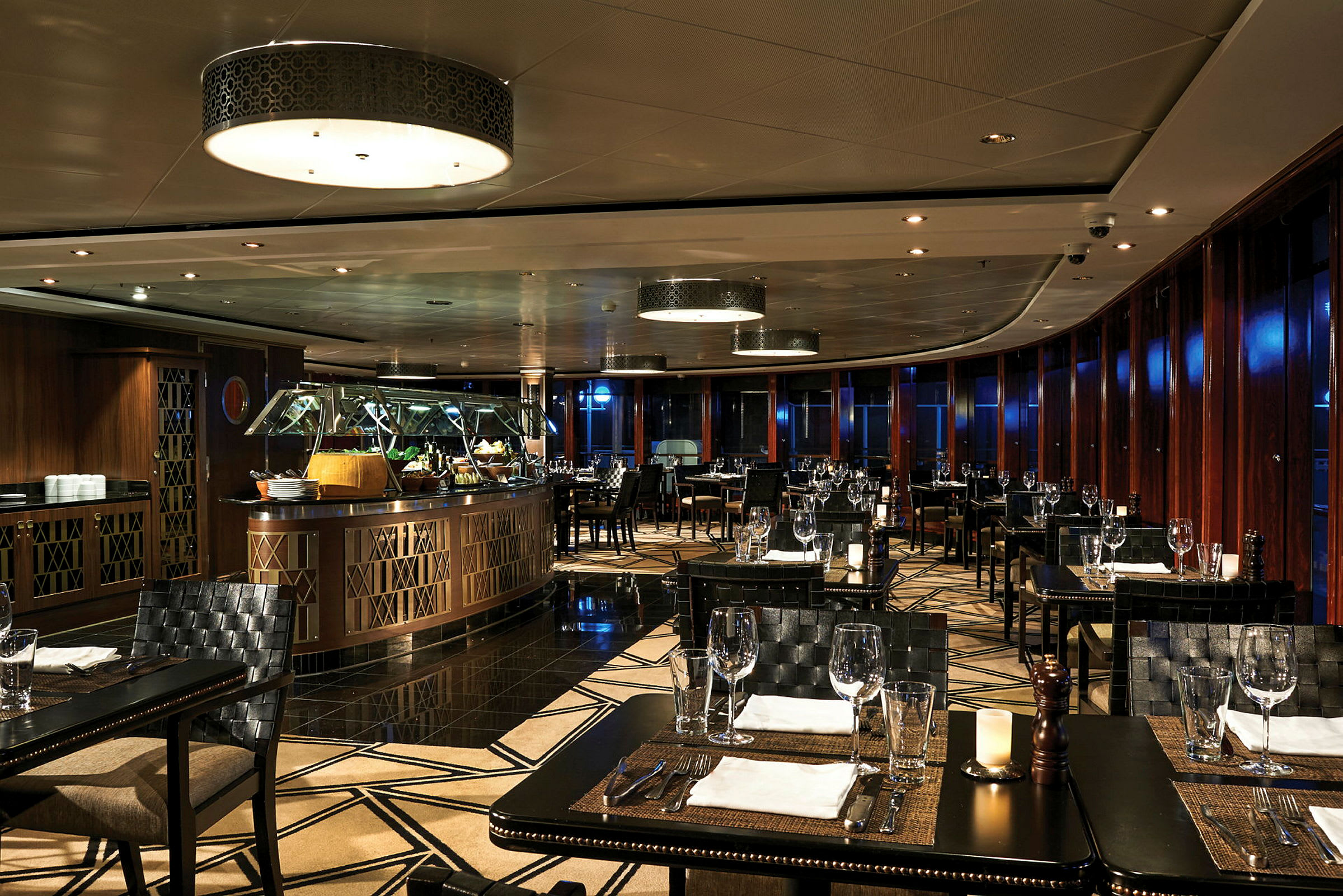 Bild av en elegant restaurang med dukade bord och belysning. (AI-genererad text)