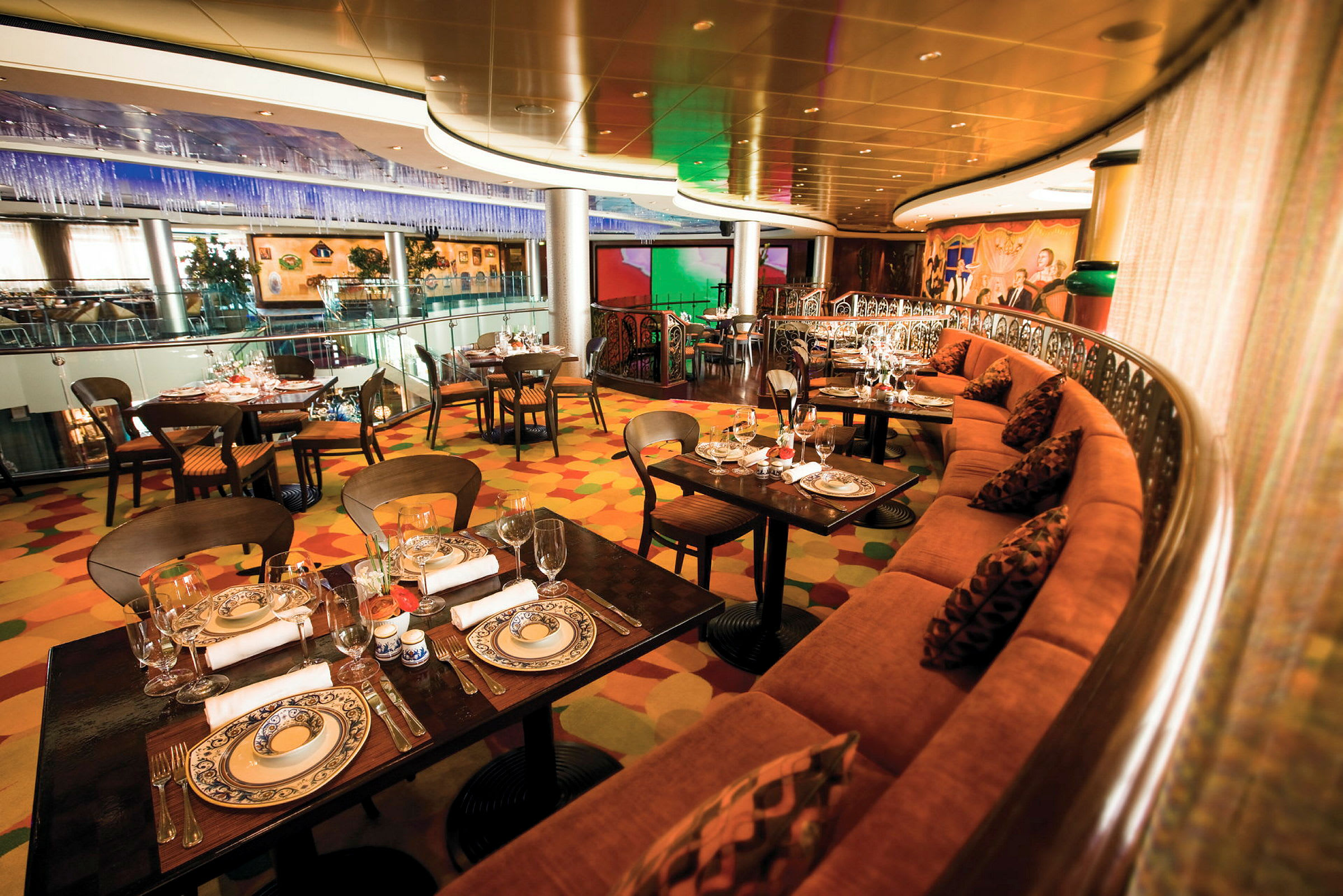 Interiör av en elegant restaurang med dukade bord och mjuka soffor. (AI-genererad text)