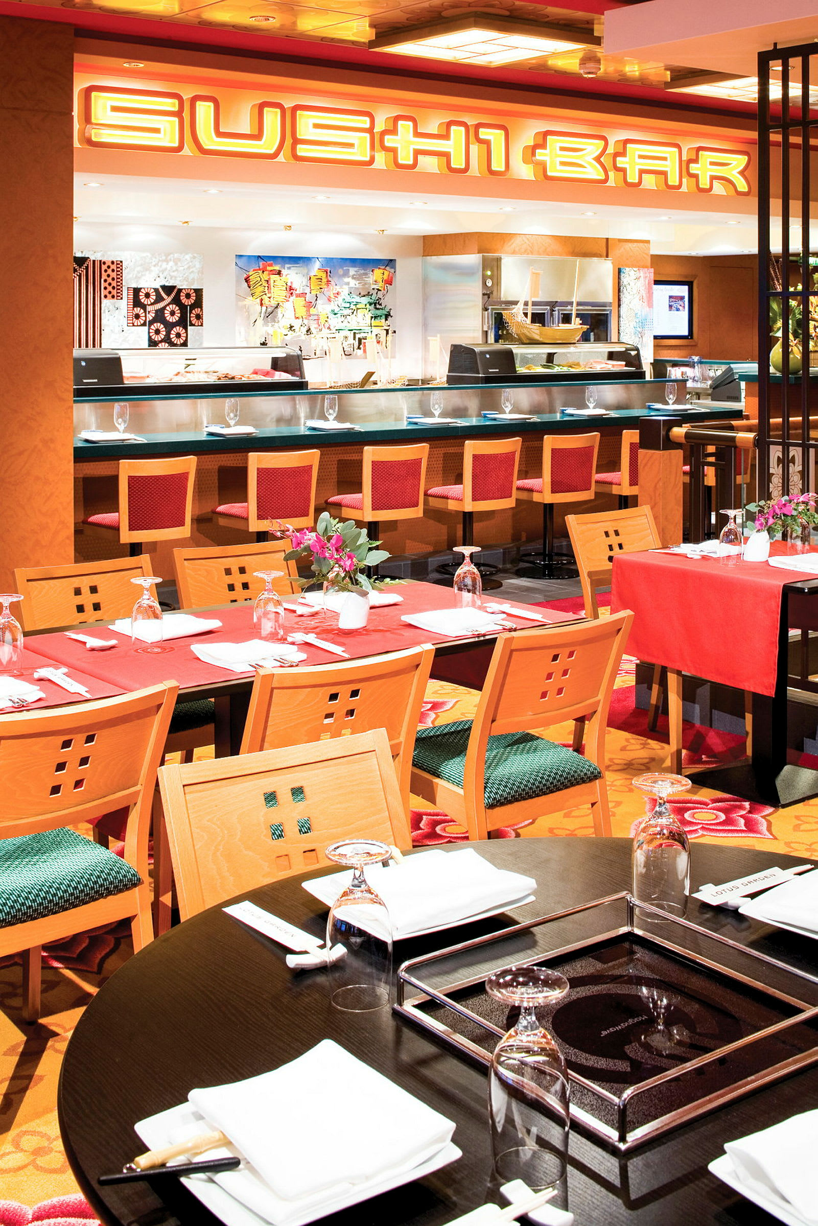 En sushi-restaurang med sittplatser vid en bardisk och flera matbord. (AI-genererad text)