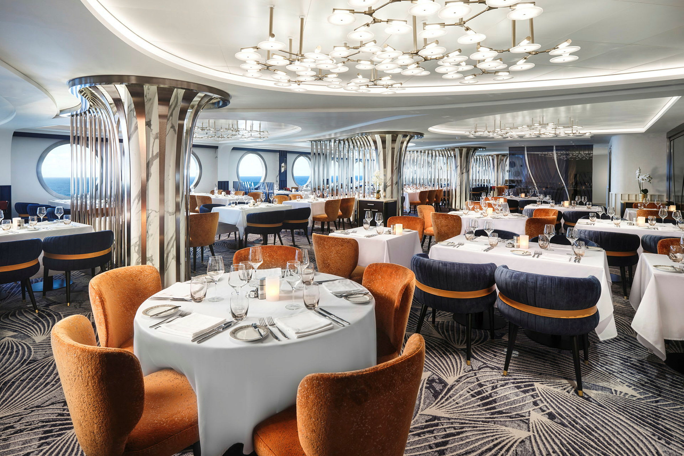 Elegant restaurang med bord uppdukade med vita dukar och fina stolar. (AI-genererad text)