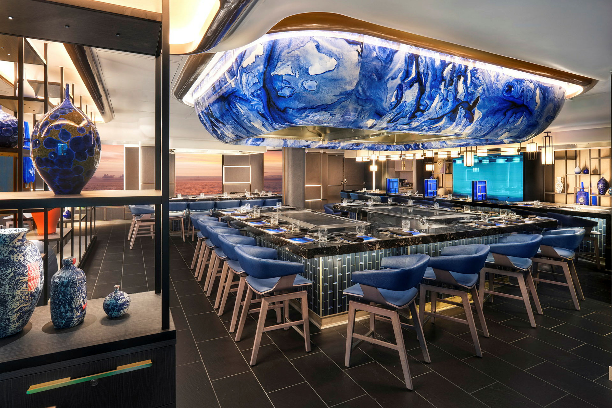 Interiör av en modern restaurang med blå stolar och ett konstnärligt blått tak. (AI-genererad text)