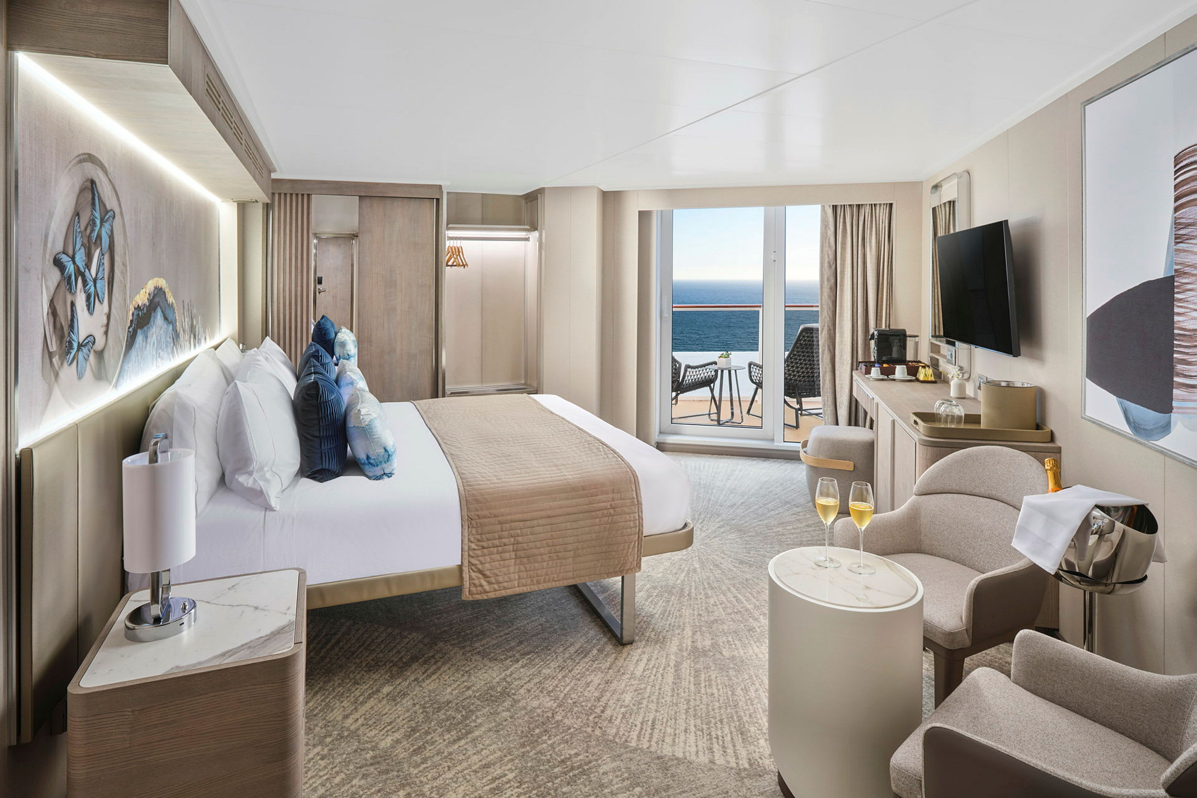 Bild av ett modernt hotellrum med en stor säng, sittgrupp och balkong med havsutsikt. (AI-genererad text)