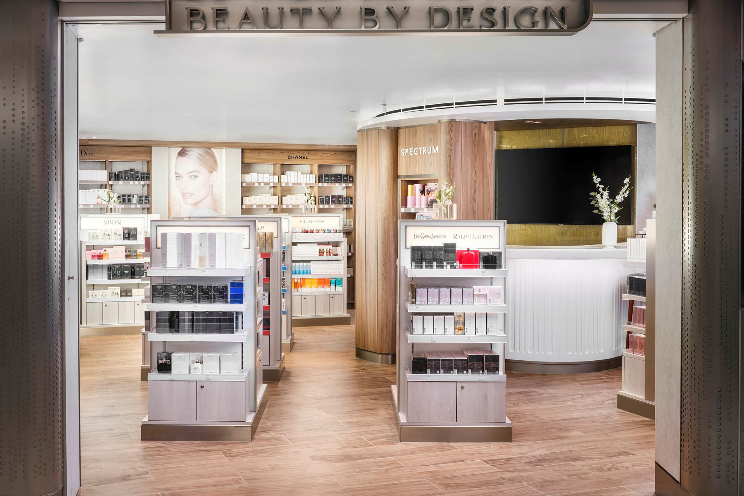 Interiör av en skönhetsbutik med hyllor som visar kosmetiska produkter. (AI-genererad text)