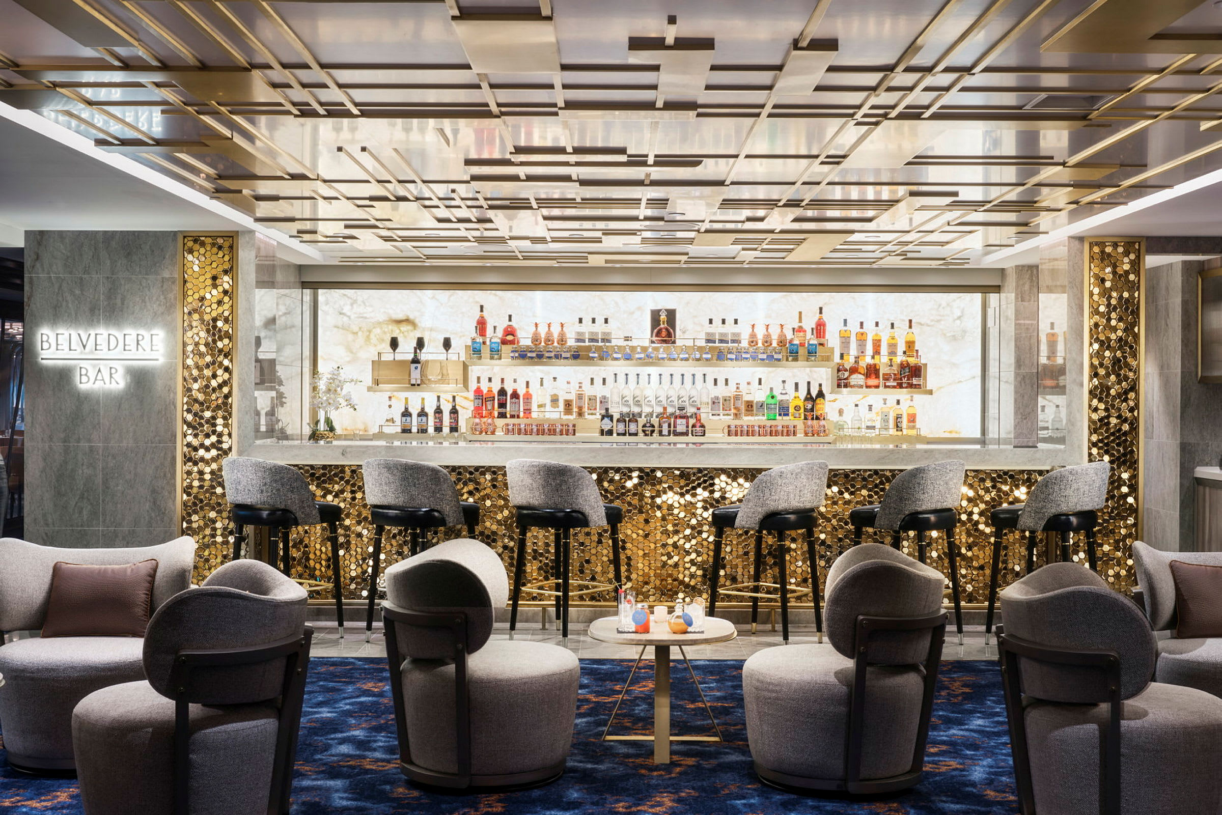 En elegant bar med gyllene detaljer och bekväma sittplatser. (AI-genererad text)
