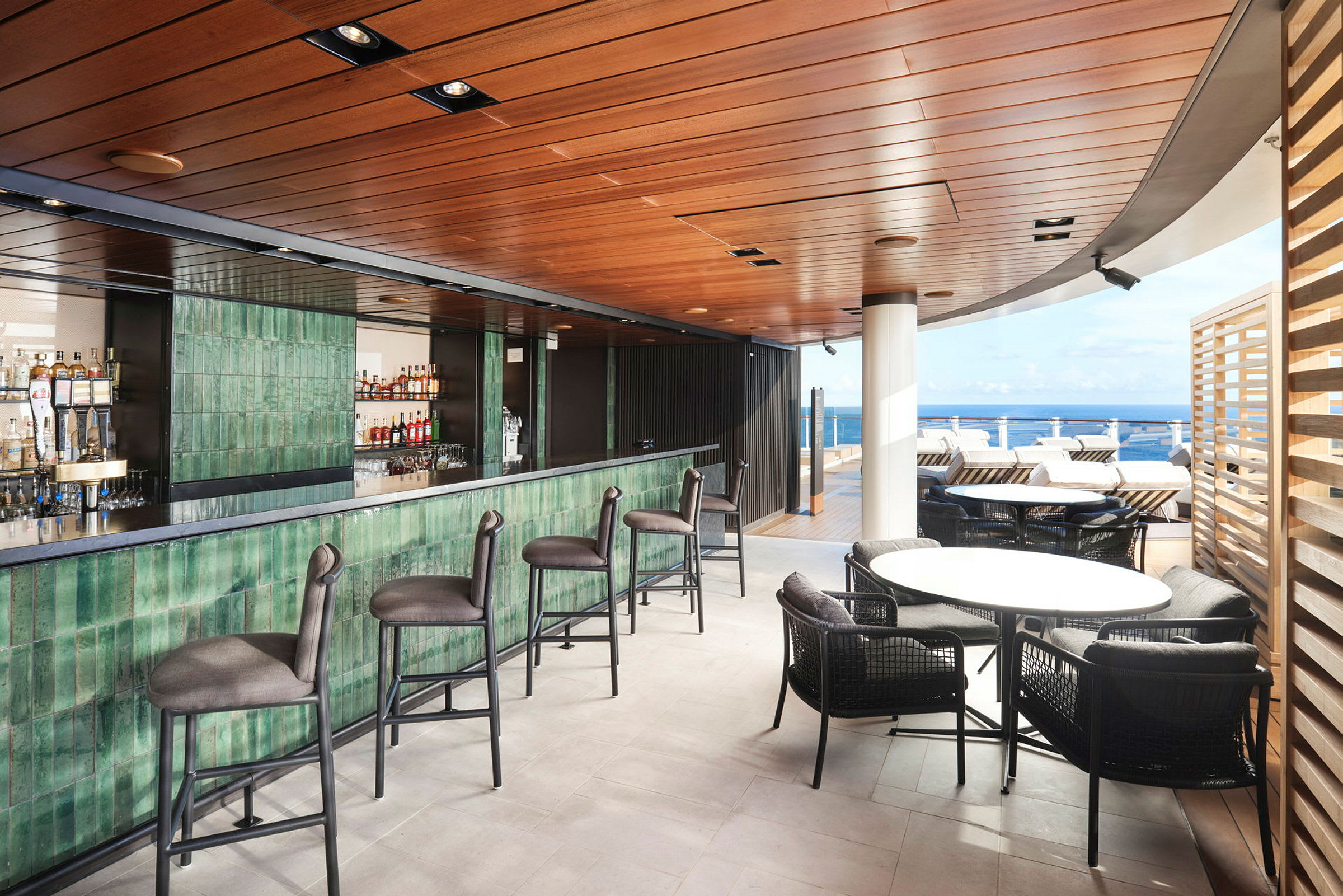 En bar och sittgrupp ombord på ett fartyg med utsikt över havet. (AI-genererad text)