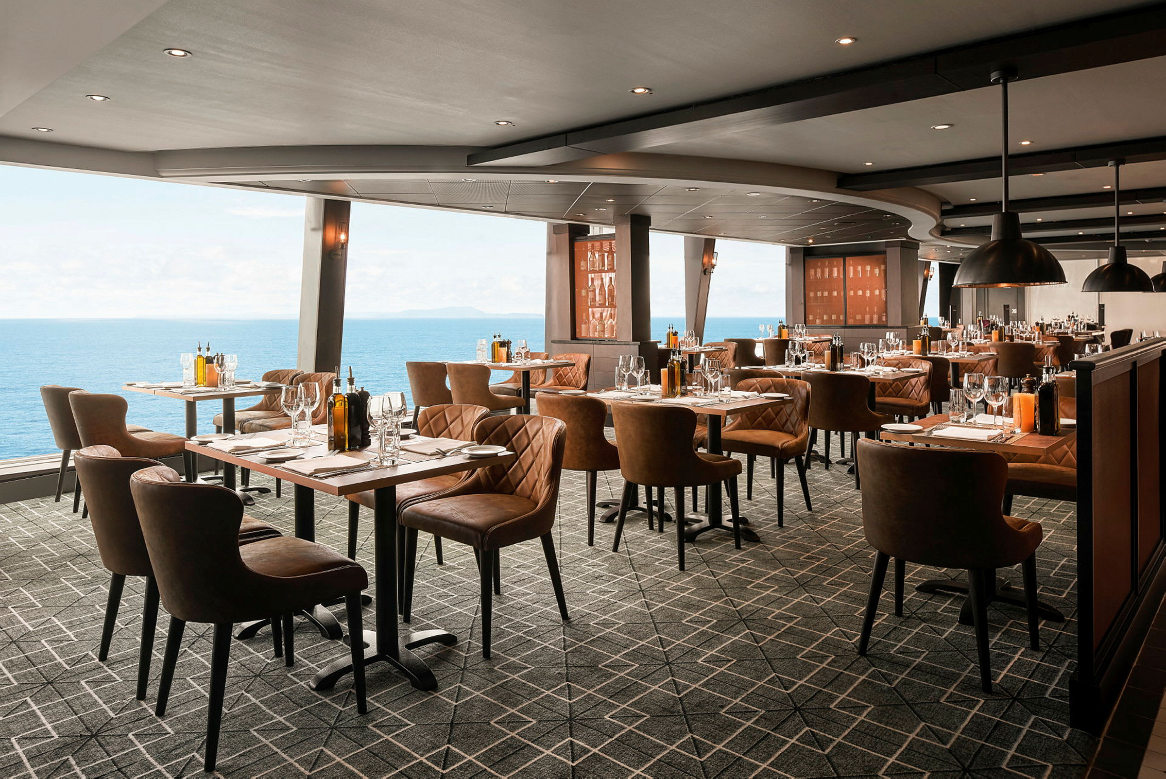 En elegant restaurang med panoramautsikt över havet. (AI-genererad text)