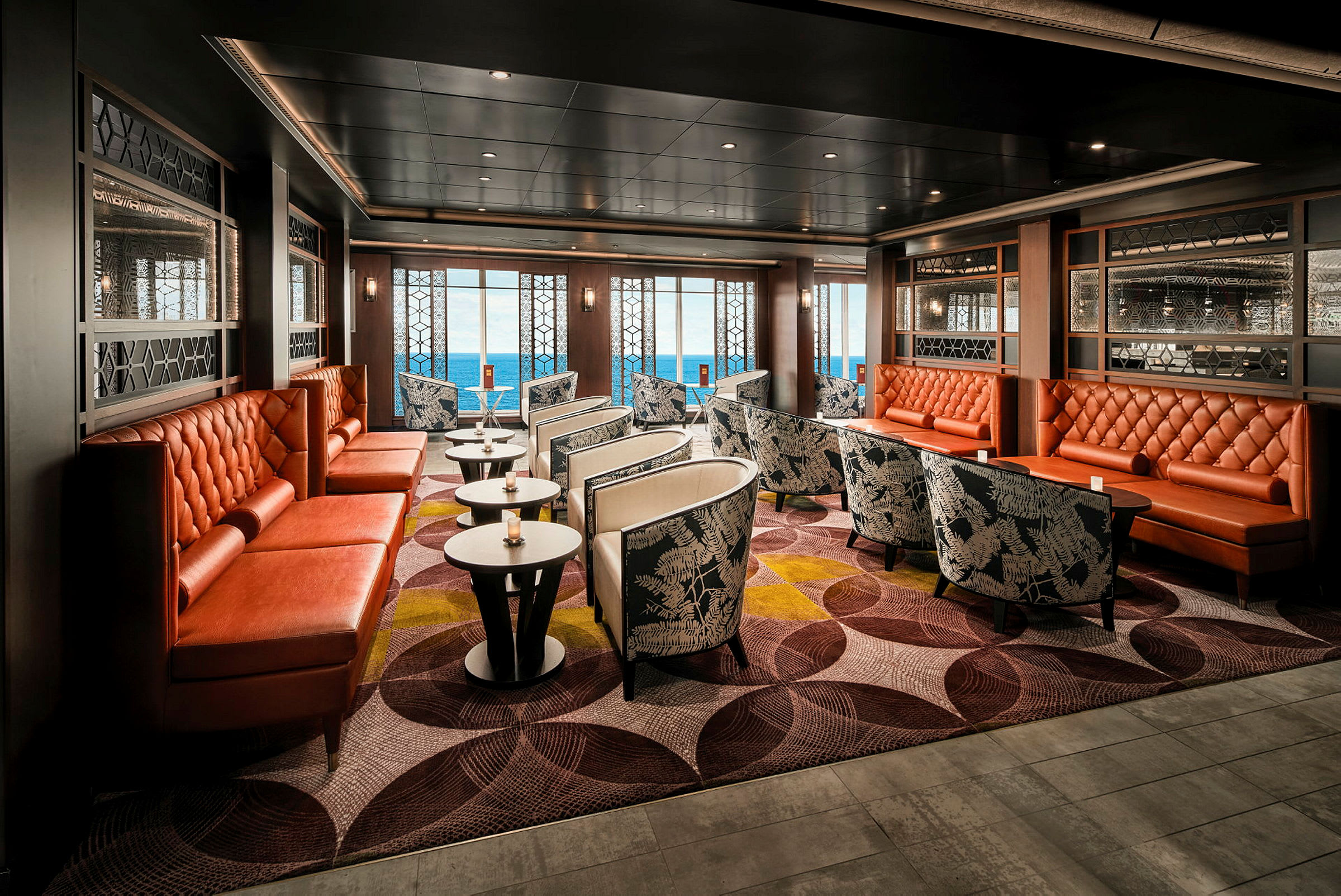 En lounge med bekväma sittplatser och havsutsikt. (AI-genererad text)