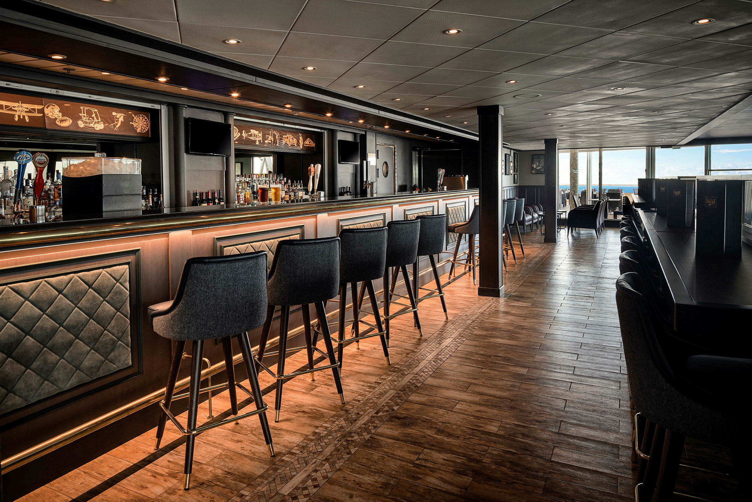Interiörbild av en stilfull bar med höga barstolar och trädetaljer. (AI-genererad text)