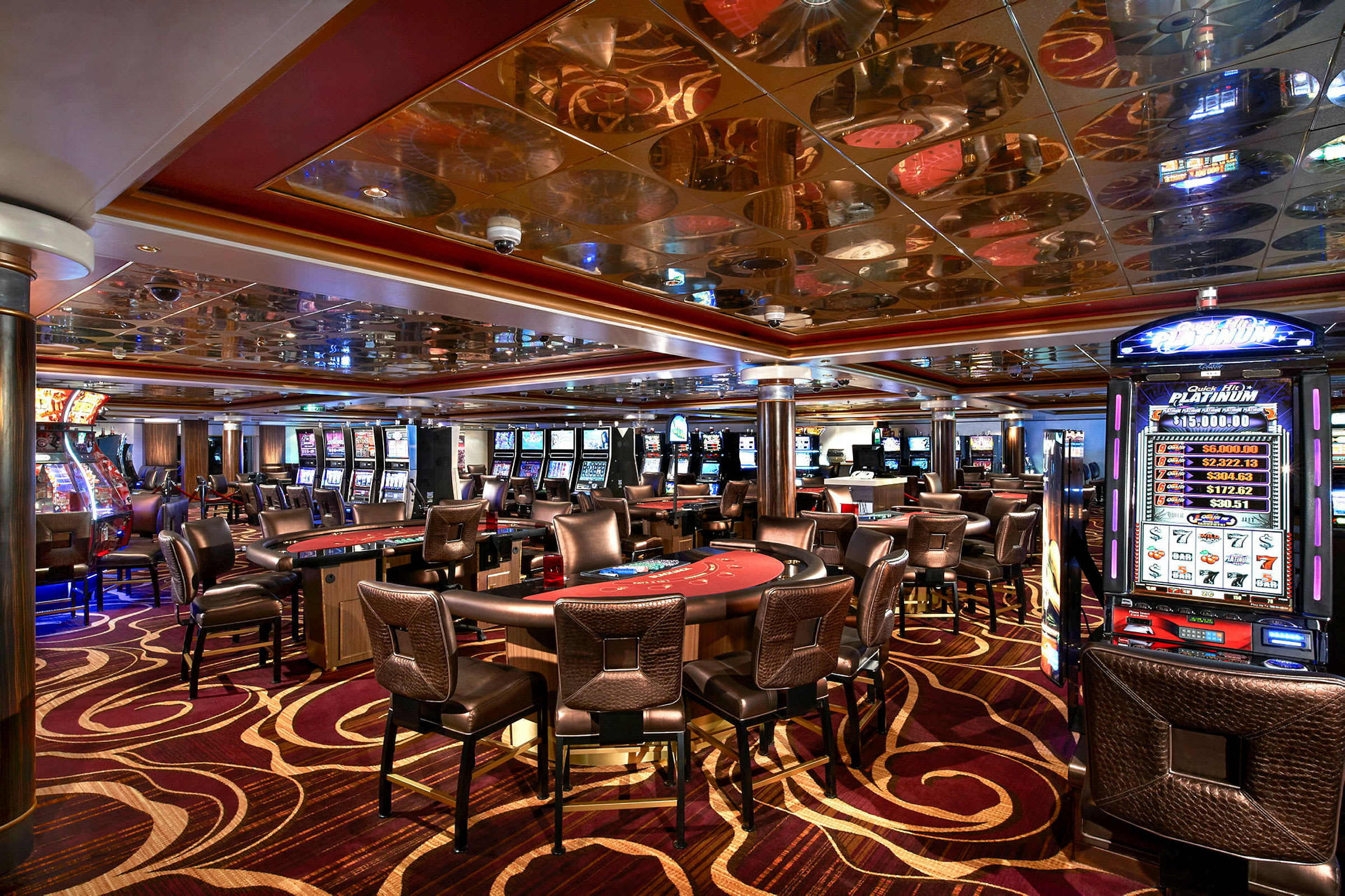 Ett casino med spelautomater, bord för kortspel och elegant inredning. (AI-genererad text)