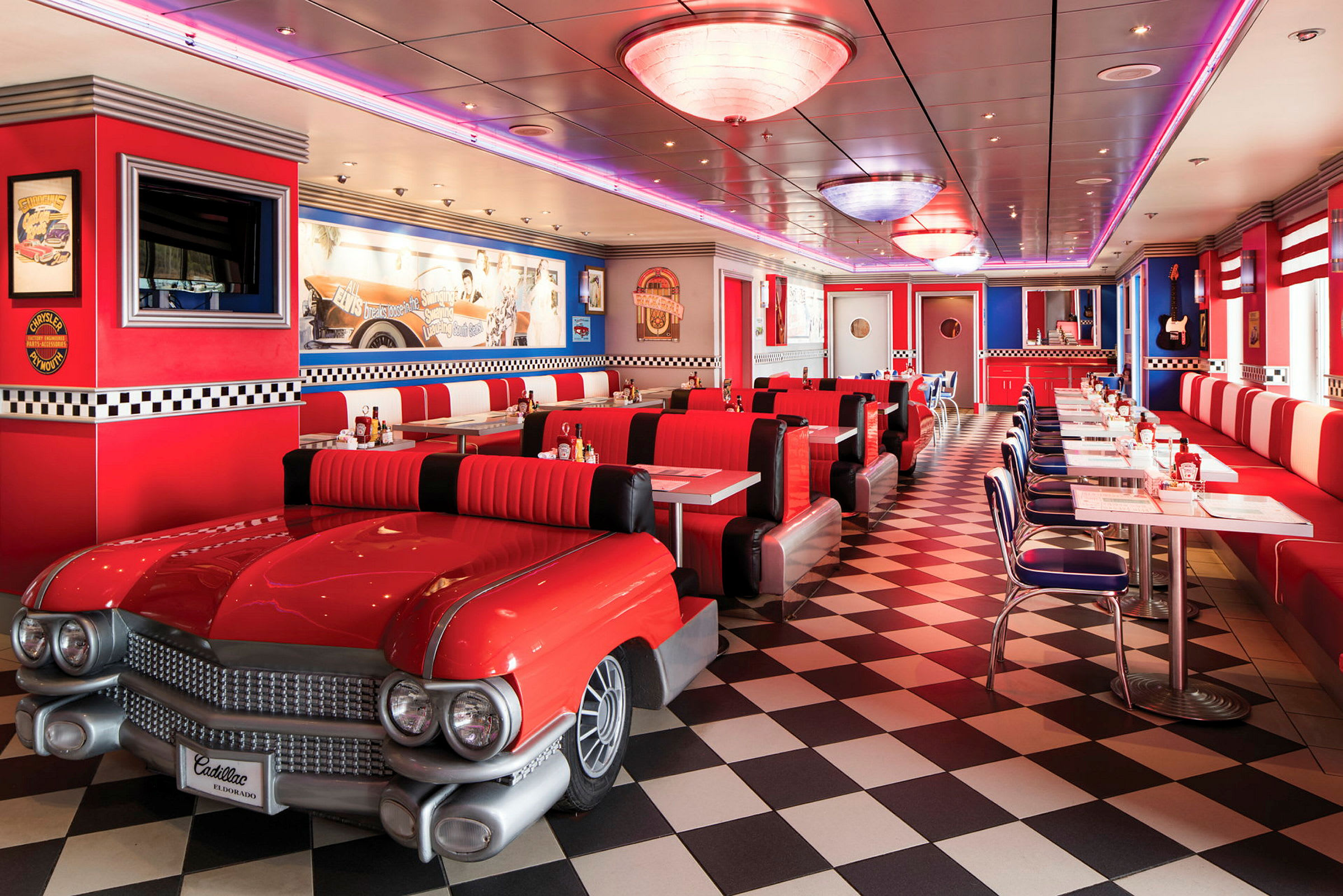 Interiör av en amerikansk diner med röd inredning och bilinspirerade sittplatser. (AI-genererad text)