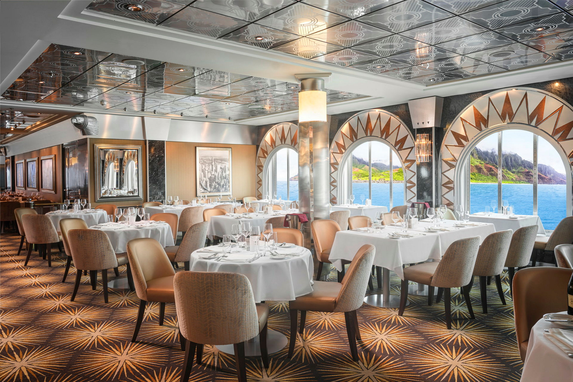 En restaurang med vita dukar och stora fönster med utsikt över havet och en grön kust. (AI-genererad text)