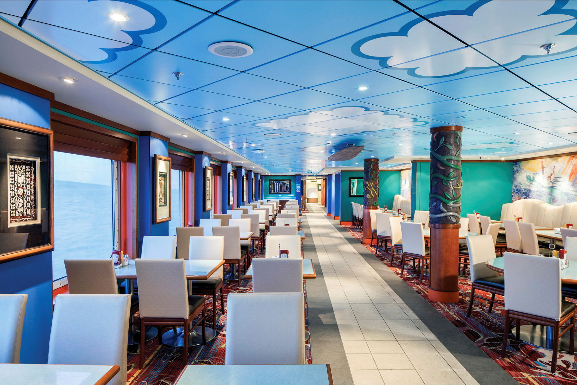 En restaurang med färgglad dekor, vita stolar och blått tak. (AI-genererad text)