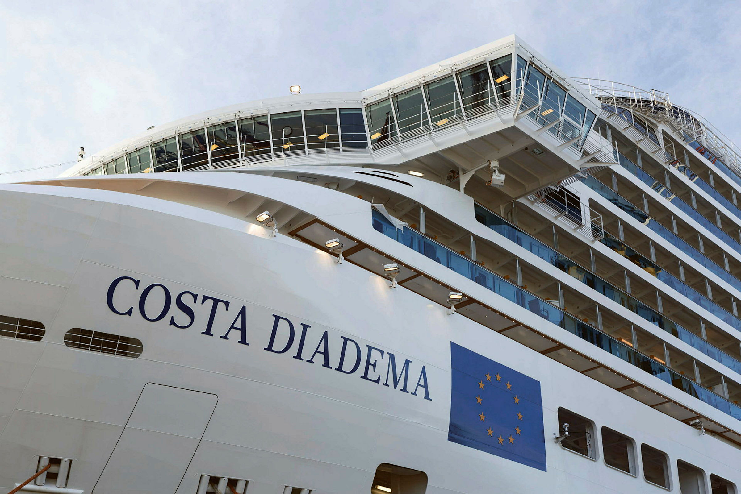 Costa Diadema kryssningsfartygs fasad med europeiska flaggan synlig. (AI-genererad text)