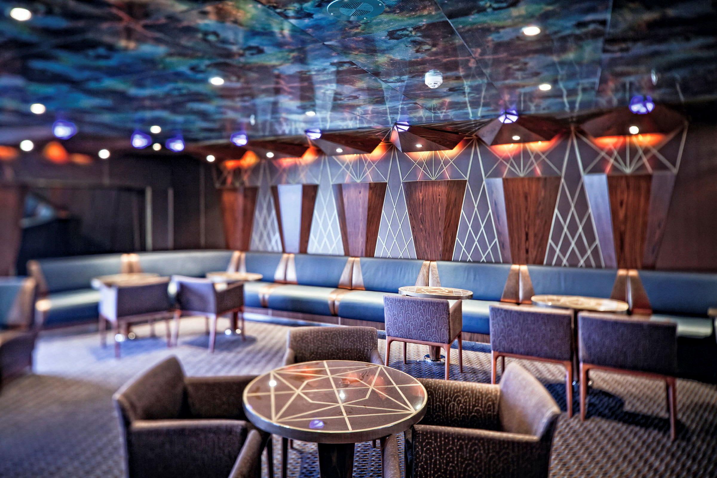 En lounge med soffor och bord, samt stilfull modern inredning. (AI-genererad text)