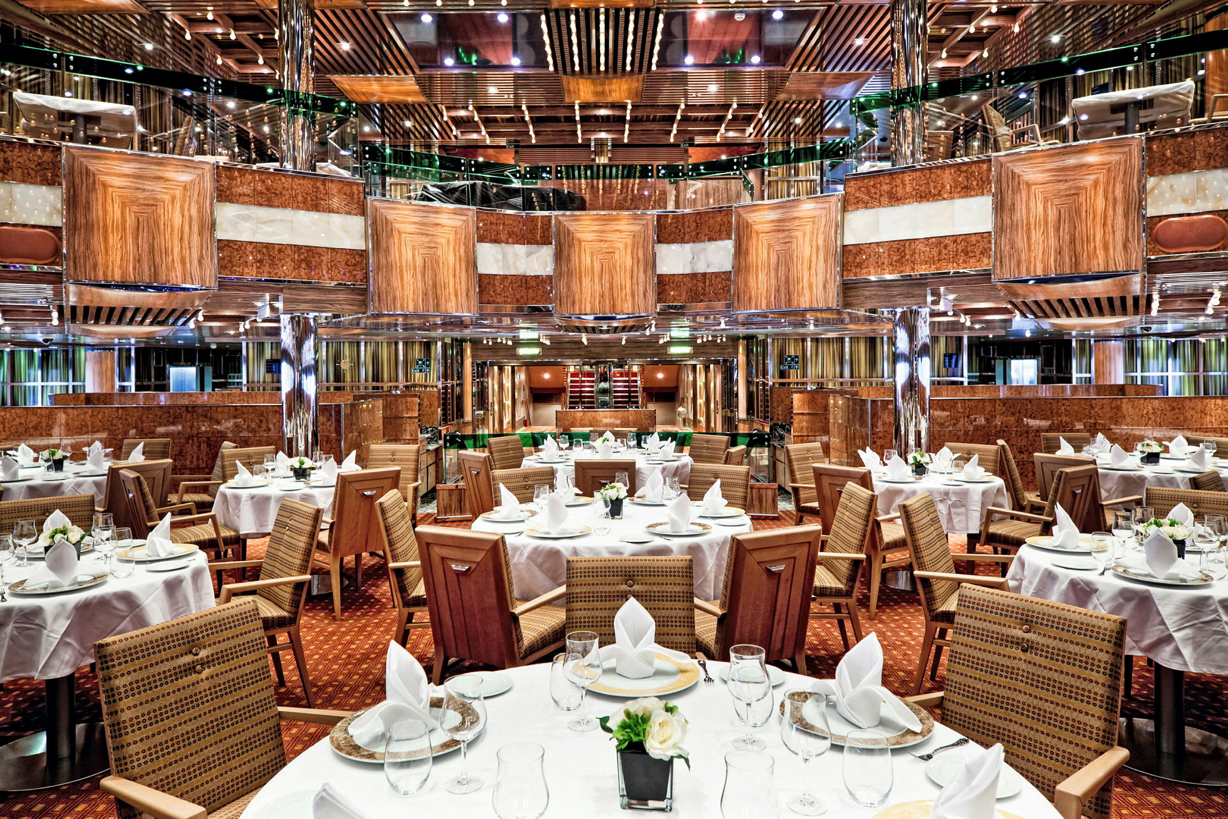 Restaurang med dukade bord och eleganta dekorationer. (AI-genererad text)