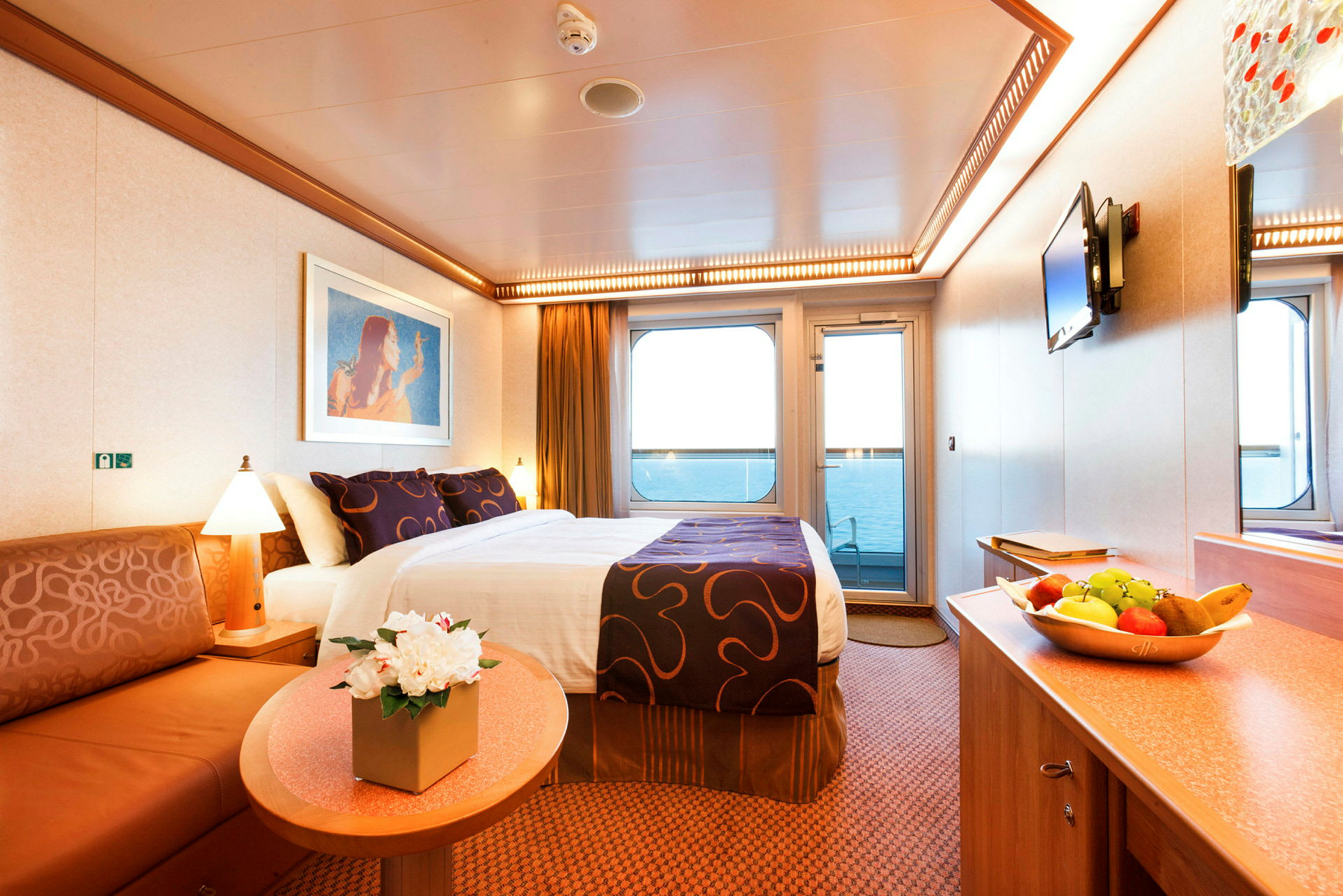 Ett hotellrum med dubbelsäng, en sittgrupp och utsikt över havet. (AI-genererad text)