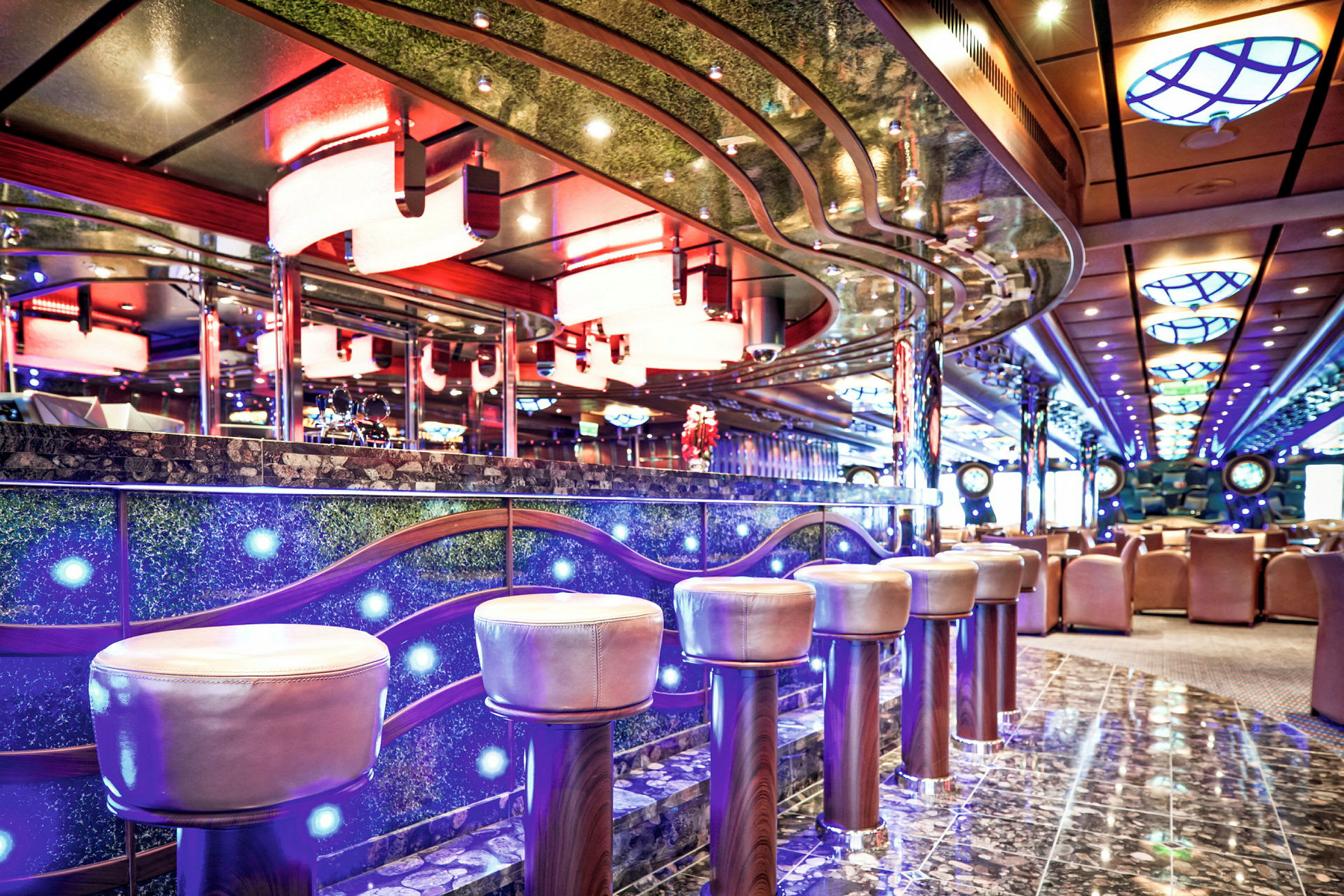 En elegant bar med upplysta barstolar och färgglada taklampor. (AI-genererad text)