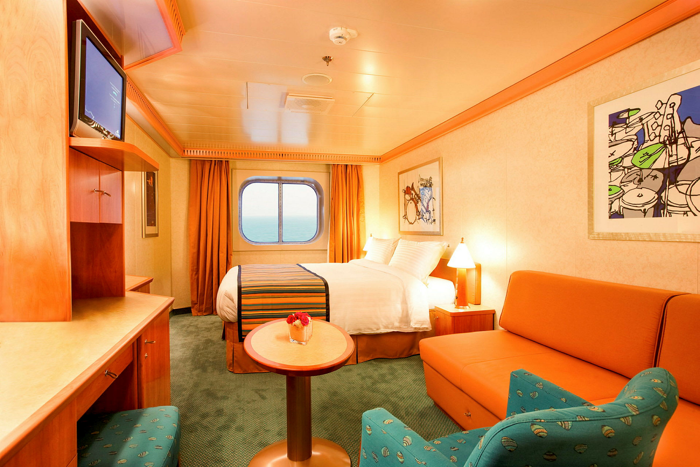 Interiör av en hotellsvit med säng, soffa, bord och stol fylld med ljus från ett fönster. (AI-genererad text)