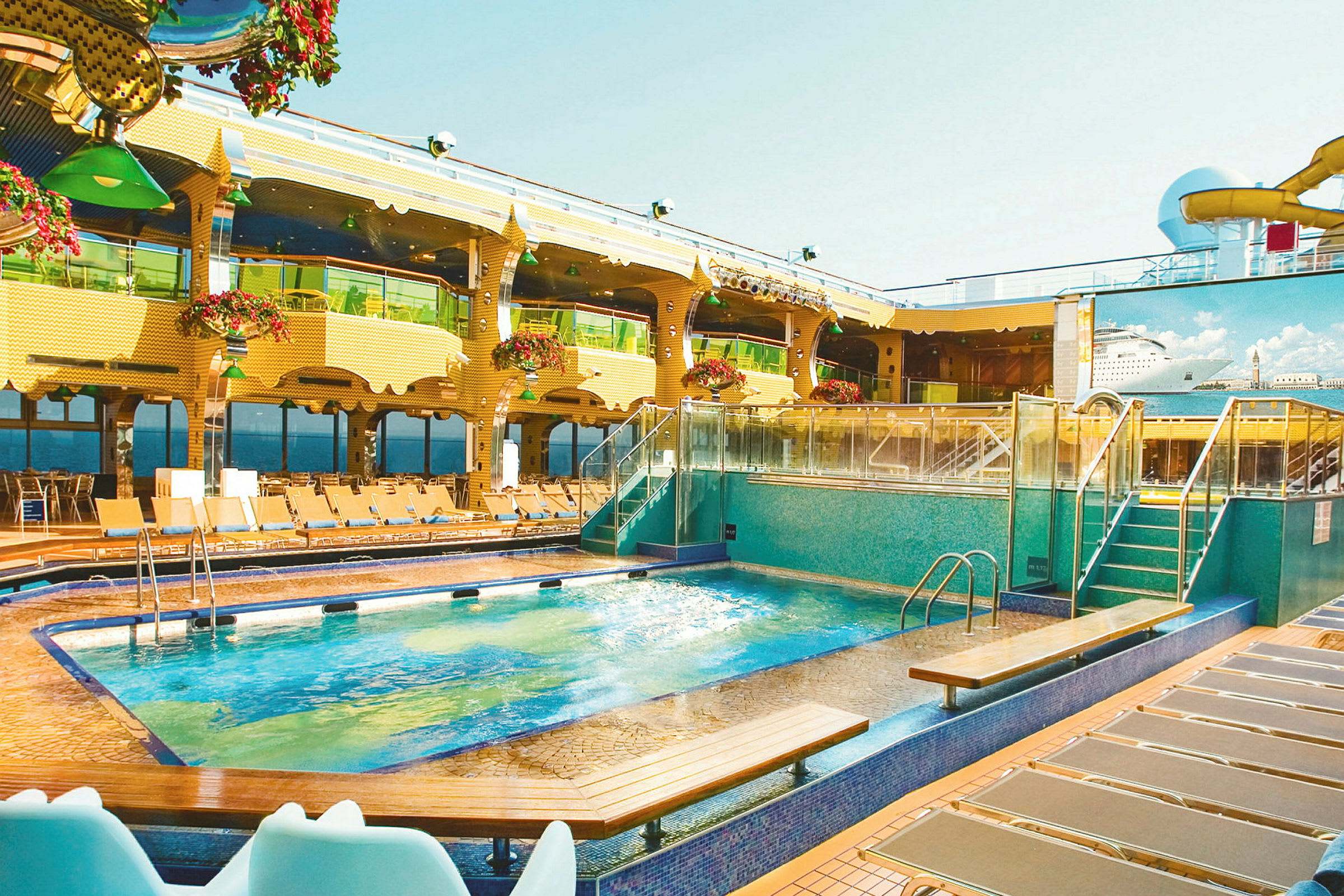 En swimmingpool på ett kryssningsfartyg omgiven av solstolar och dekorationer. (AI-genererad text)