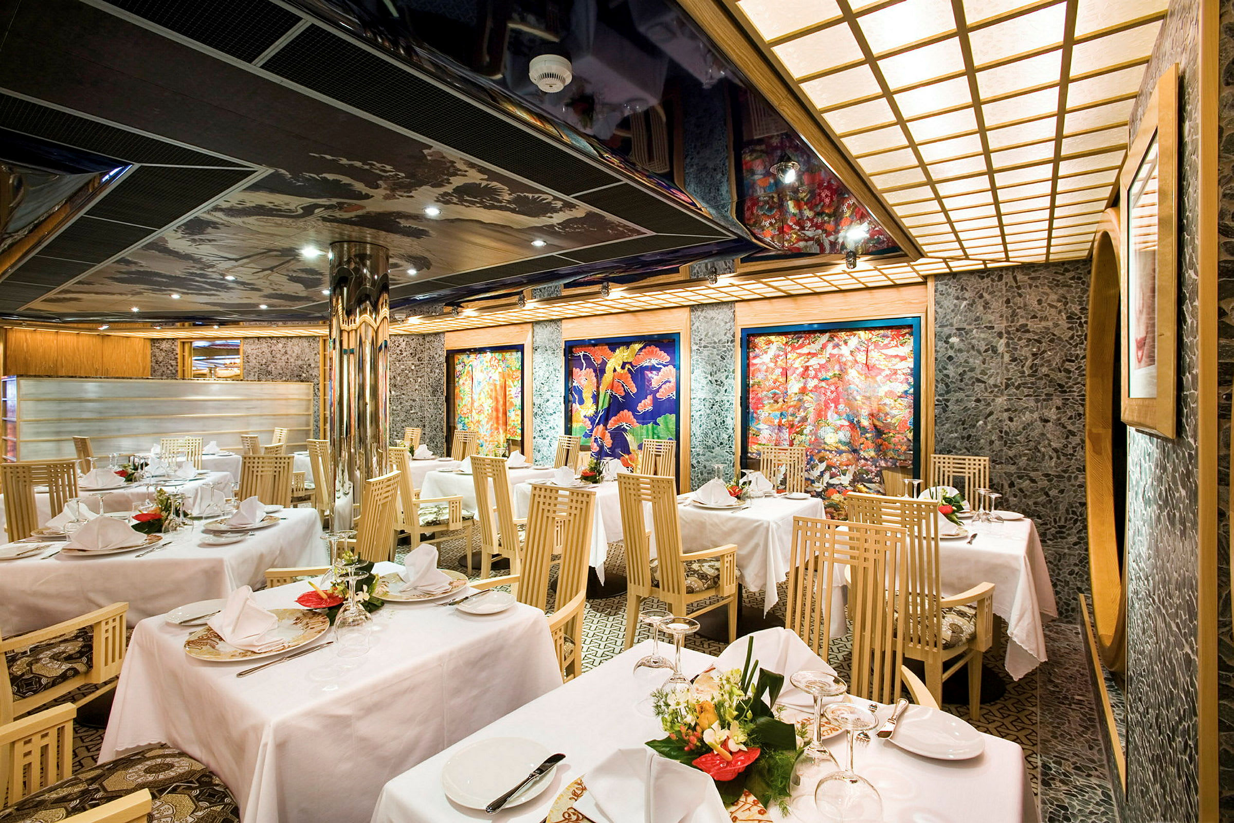 Restaurang med dukade bord och färgglada konstverk på väggarna. (AI-genererad text)