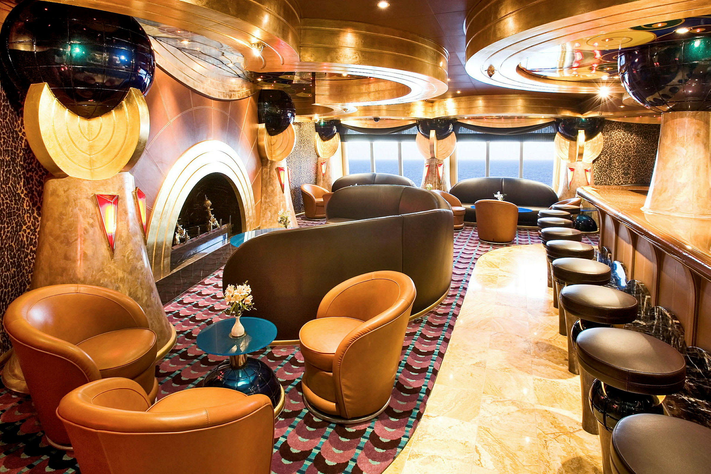 Interiör av en lounge med moderna möbler och stort fönster med havsutsikt. (AI-genererad text)